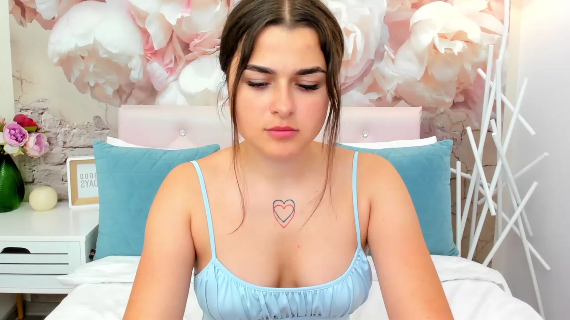 Gallery image thumbnail from CrystalXX's myfreecams stream on, 06/04/2023, 16:28 image 5 of 20