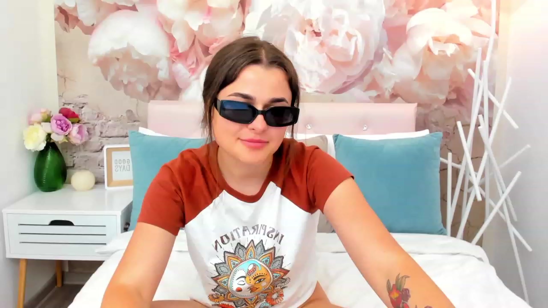 Gallery image thumbnail from CrystalXX's myfreecams stream on, 06/04/2023, 18:38 image 8 of 20
