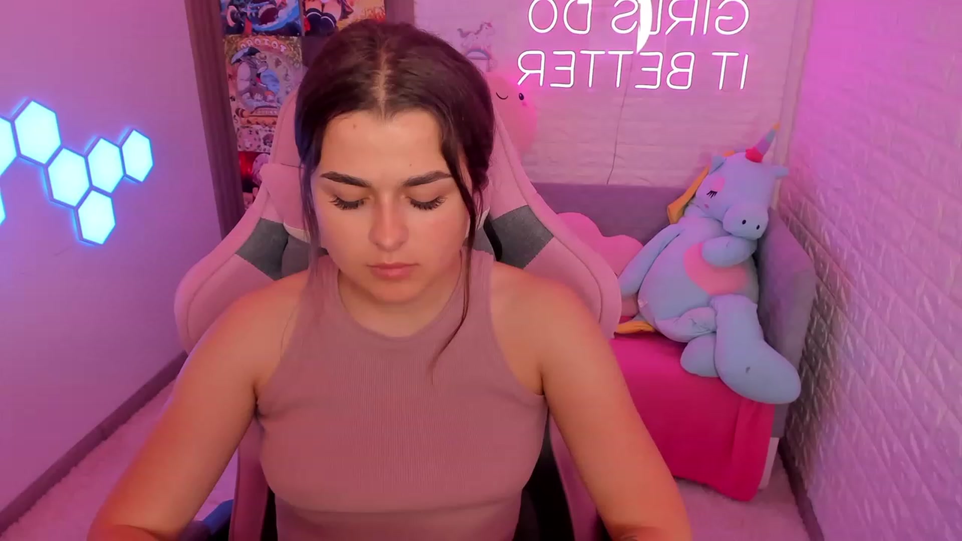 Gallery image thumbnail from CrystalXX's myfreecams stream on, 06/10/2023, 20:08 image 1 of 20