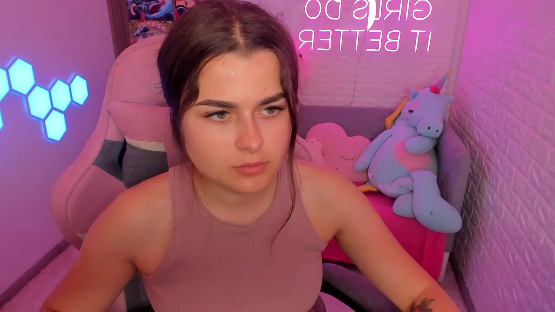 Gallery image thumbnail from CrystalXX's myfreecams stream on, 06/10/2023, 20:08 image 7 of 20