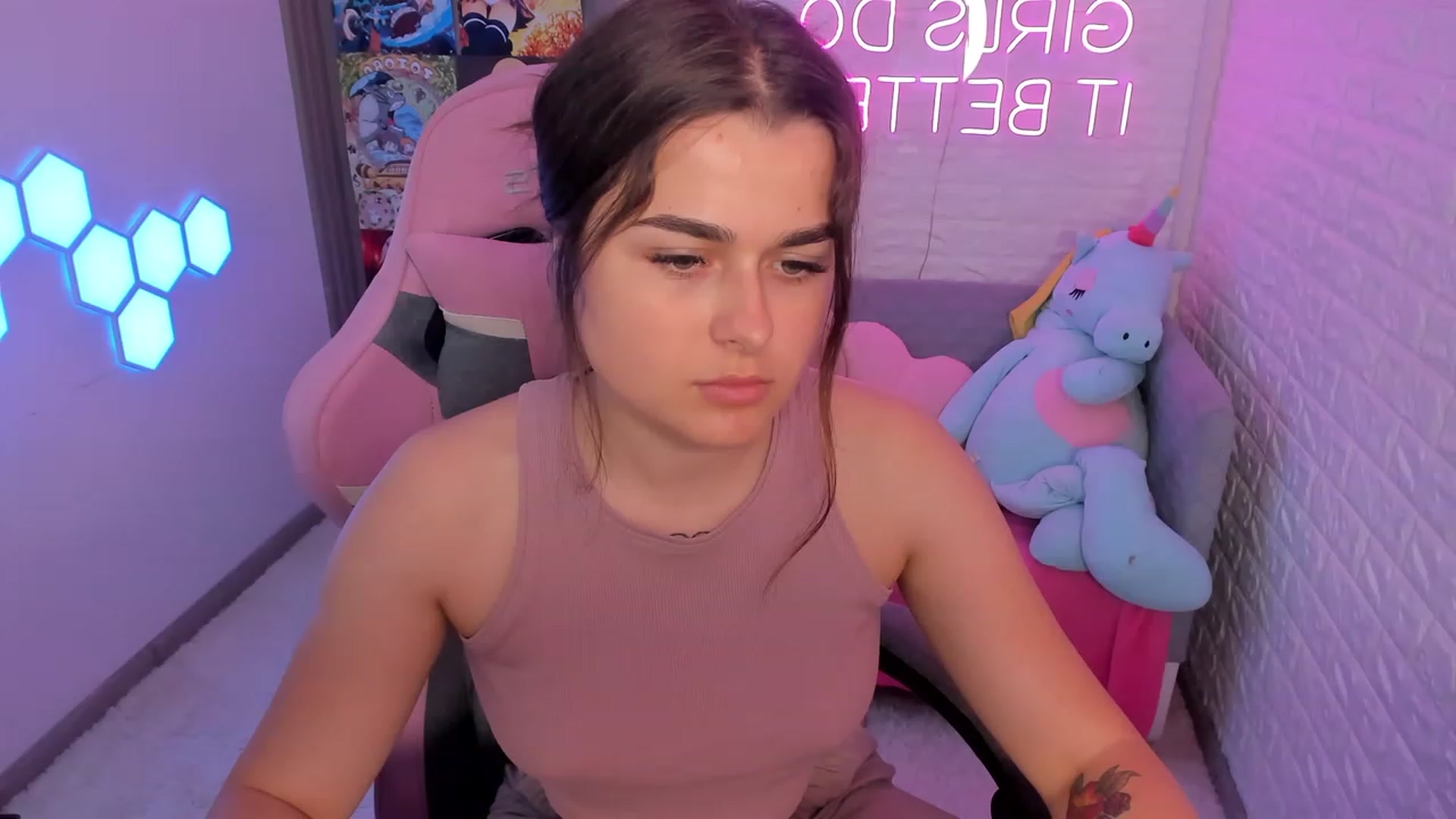 Gallery image thumbnail from CrystalXX's myfreecams stream on, 06/10/2023, 20:08 image 17 of 20
