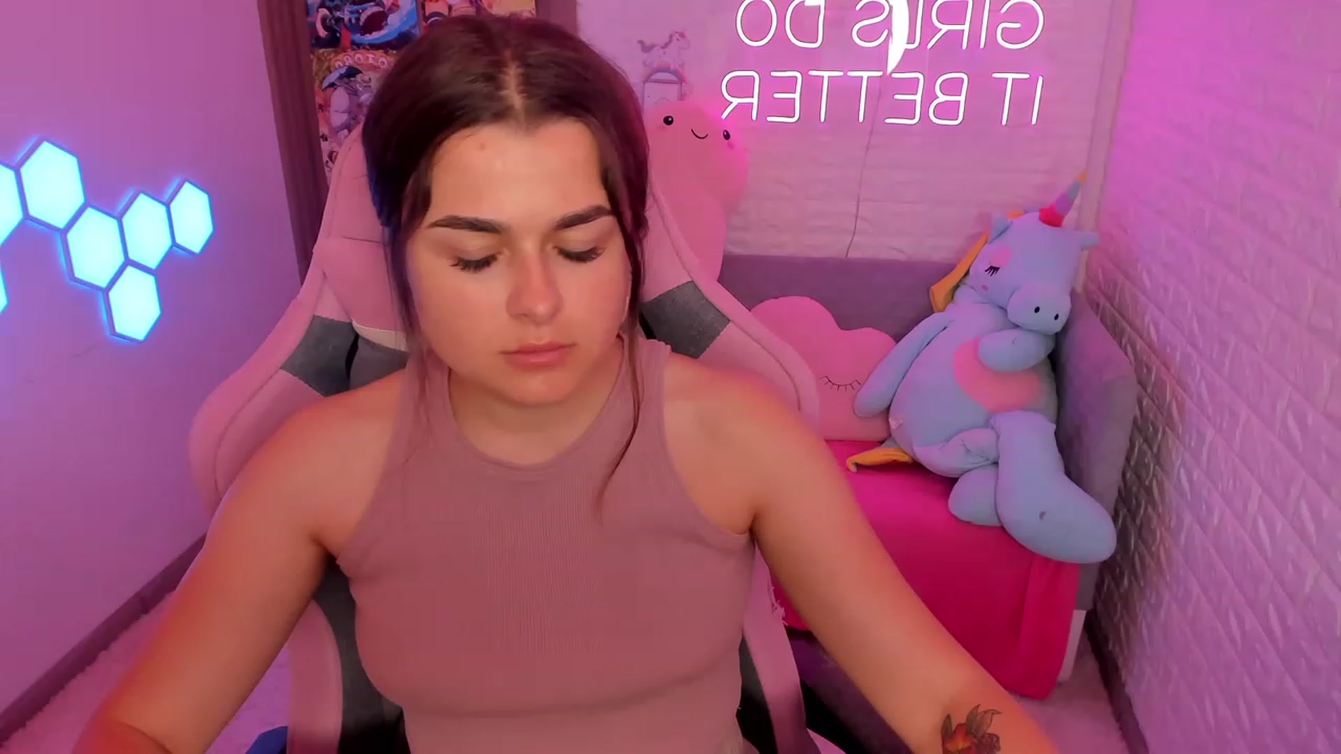 Gallery image thumbnail from CrystalXX's myfreecams stream on, 06/10/2023, 20:08 image 2 of 20