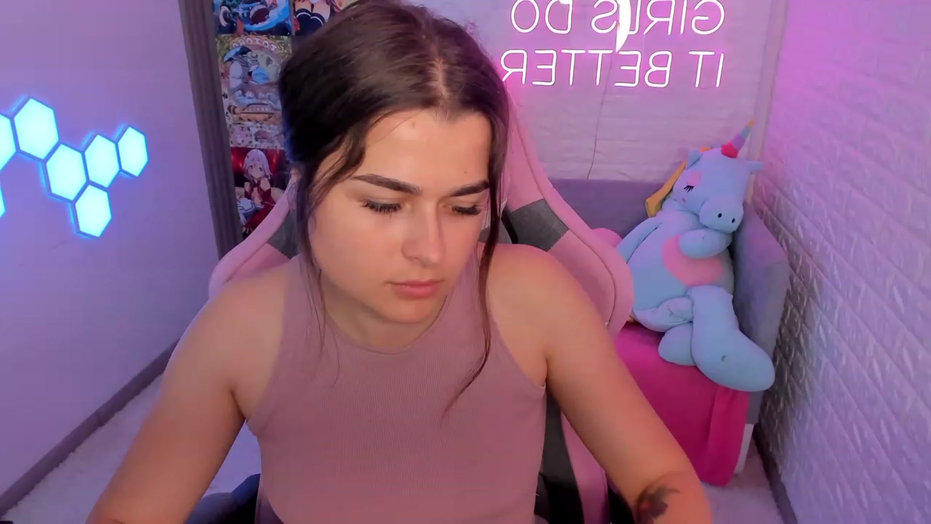 Gallery image thumbnail from CrystalXX's myfreecams stream on, 06/10/2023, 20:08 image 15 of 20