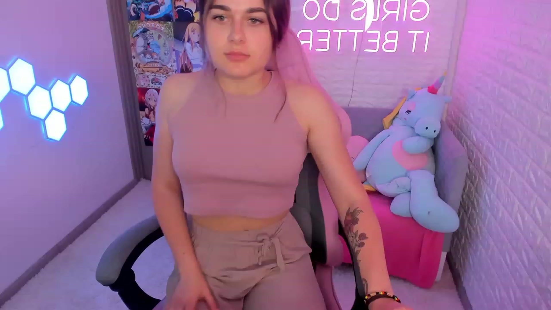Gallery image thumbnail from CrystalXX's myfreecams stream on, 06/10/2023, 21:31 image 7 of 20