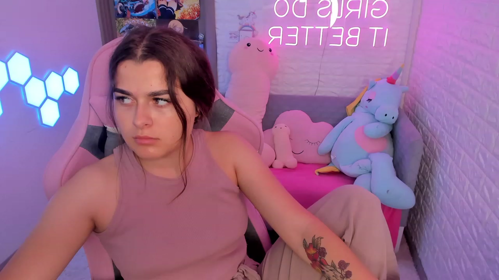 Gallery image thumbnail from CrystalXX's myfreecams stream on, 06/10/2023, 21:31 image 6 of 20