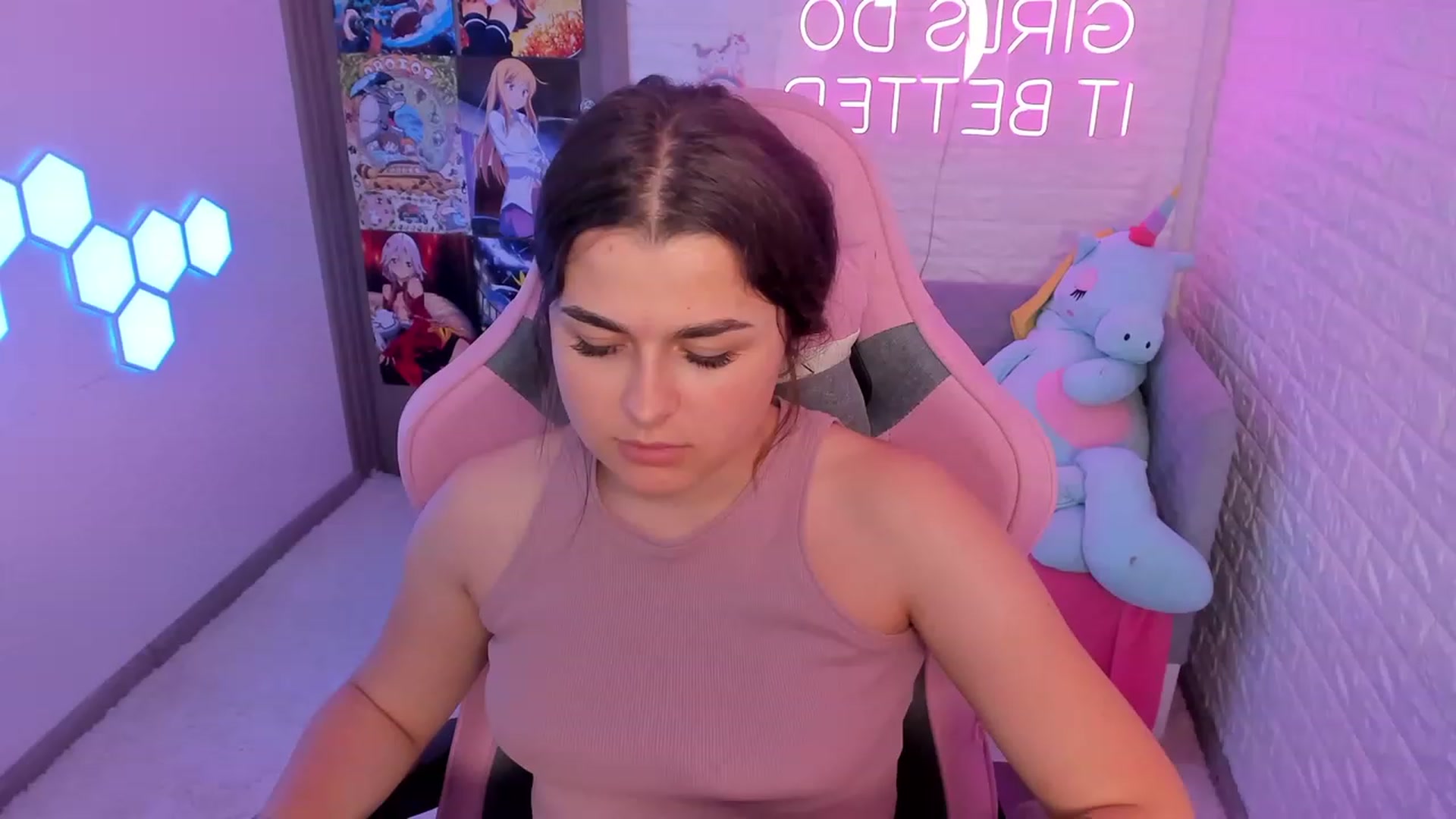 Gallery image thumbnail from CrystalXX's myfreecams stream on, 06/10/2023, 21:31 image 18 of 20