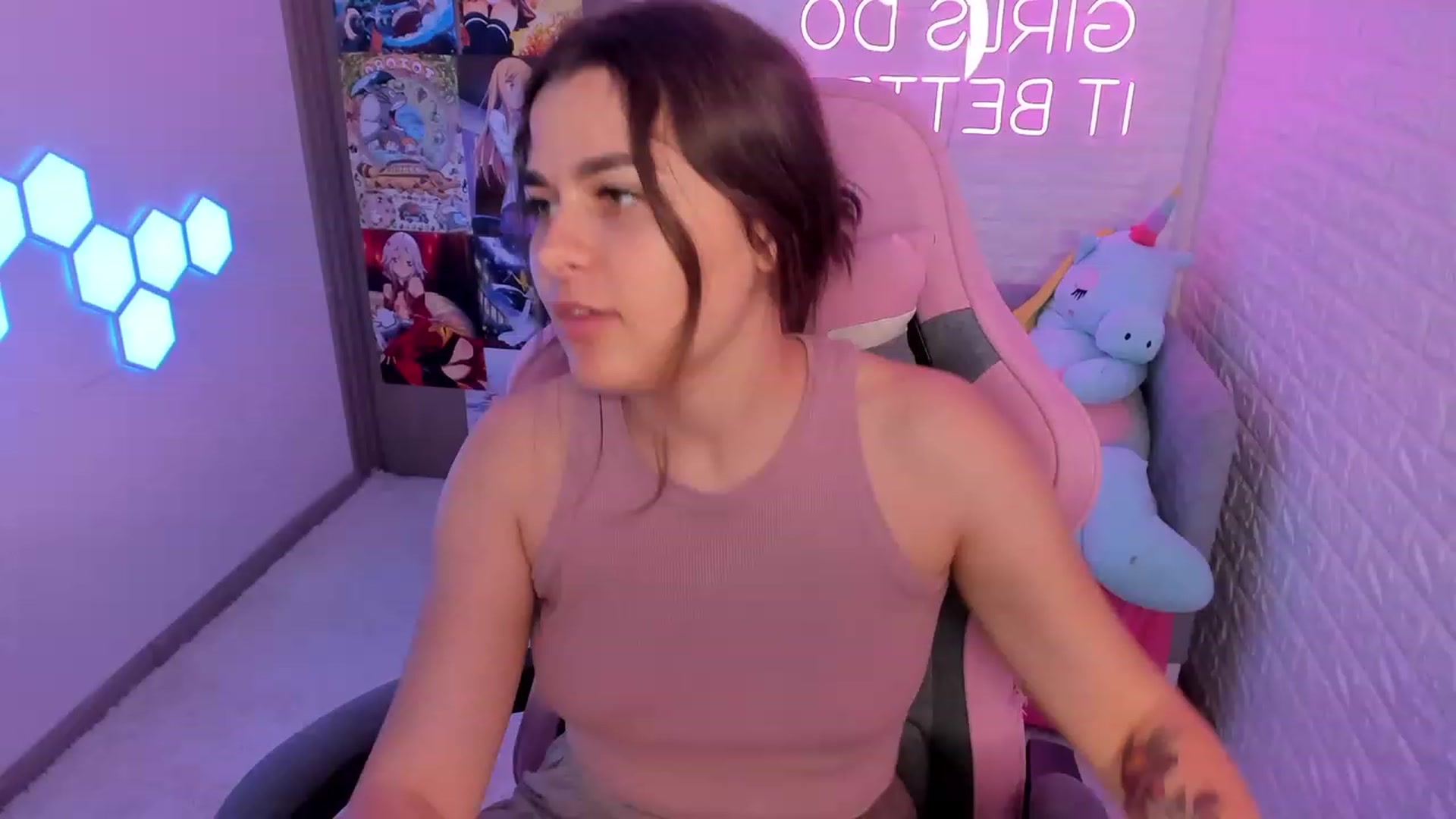 Gallery image thumbnail from CrystalXX's myfreecams stream on, 06/10/2023, 21:31 image 9 of 20
