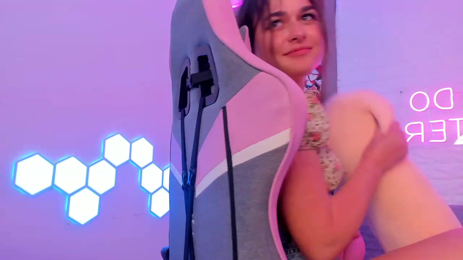 Gallery image thumbnail from CrystalXX's myfreecams stream on, 06/13/2023, 17:43 image 11 of 20