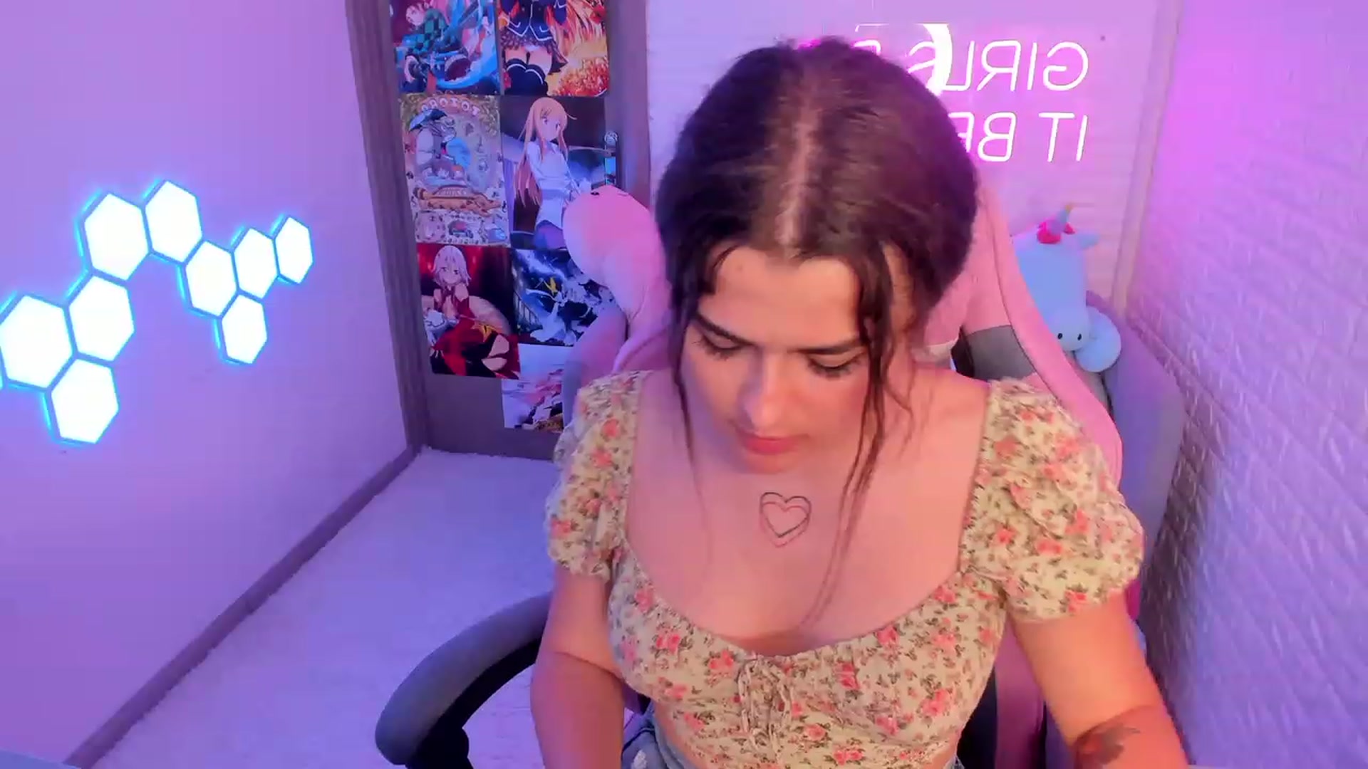 Gallery image thumbnail from CrystalXX's myfreecams stream on, 06/13/2023, 17:43 image 18 of 20