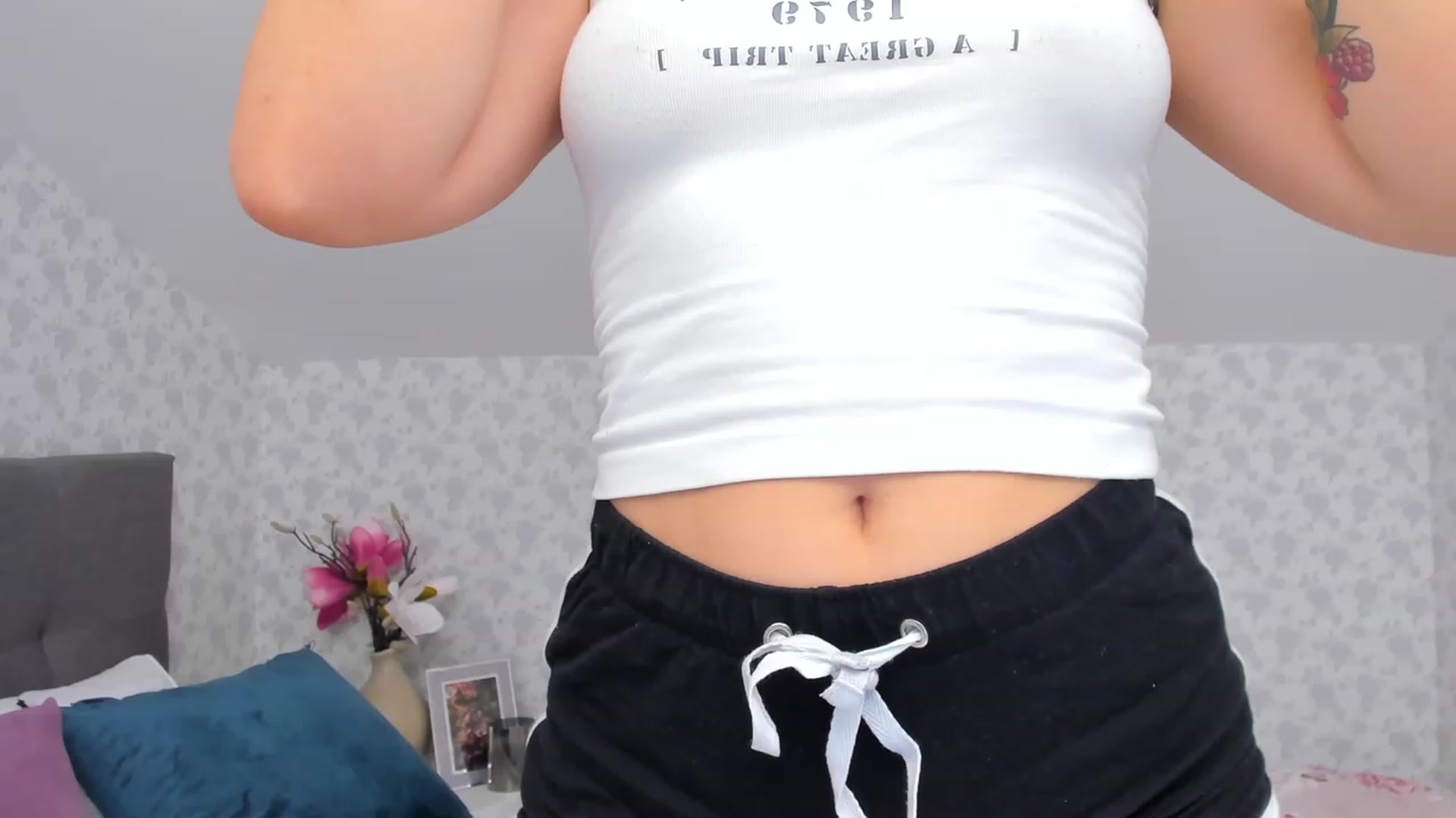 Gallery image thumbnail from CrystalXX's myfreecams stream on, 06/18/2023, 11:30 image 1 of 20