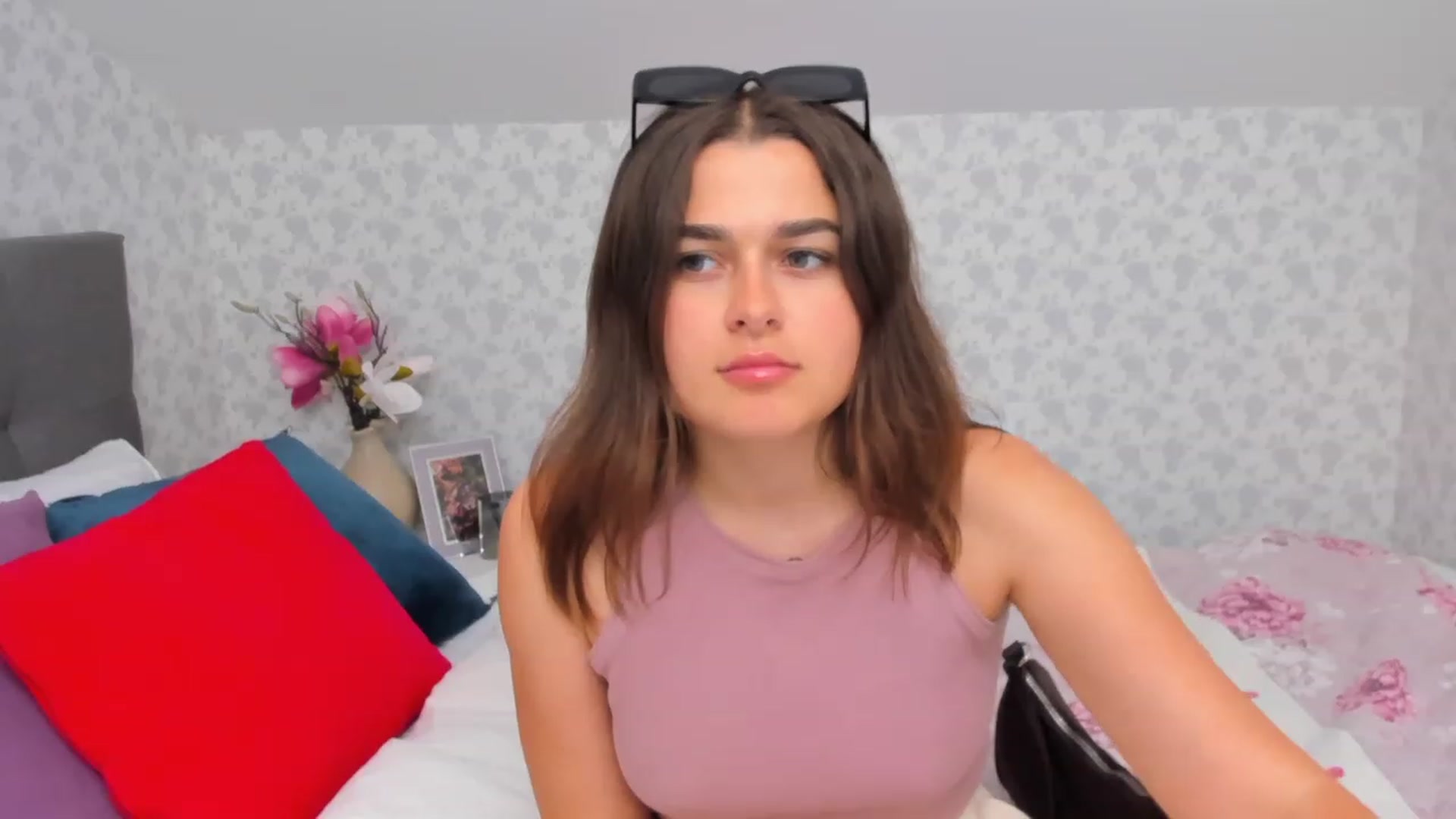 Gallery image thumbnail from CrystalXX's myfreecams stream on, 06/18/2023, 12:00 image 20 of 20