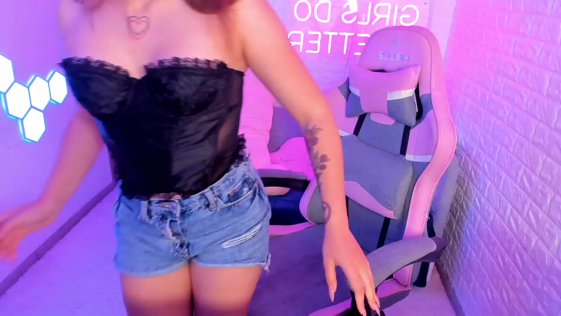 Gallery image thumbnail from CrystalXX's myfreecams stream on, 06/19/2023, 20:54 image 6 of 20