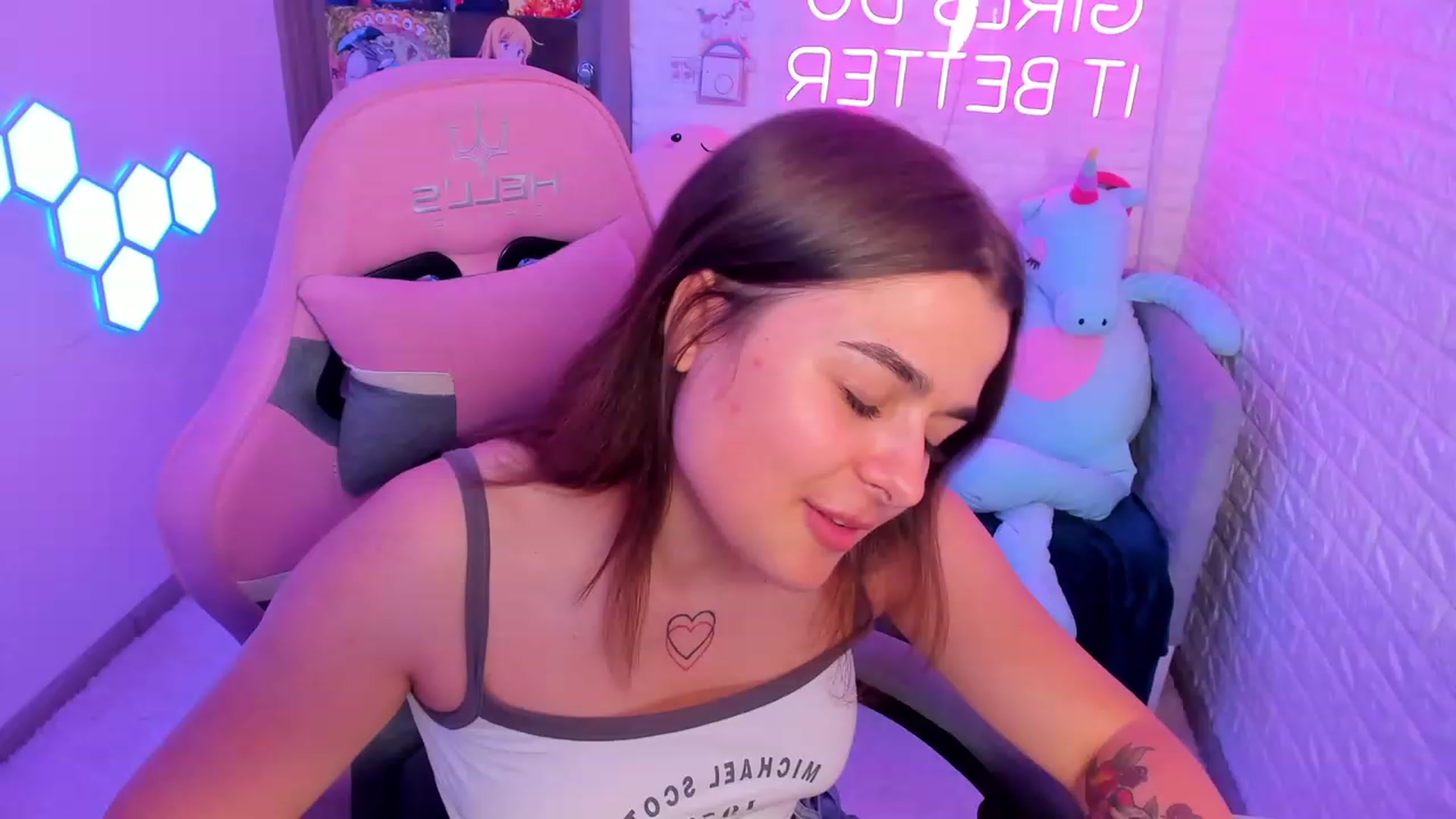 Gallery image thumbnail from CrystalXX's myfreecams stream on, 06/20/2023, 03:05 image 8 of 20