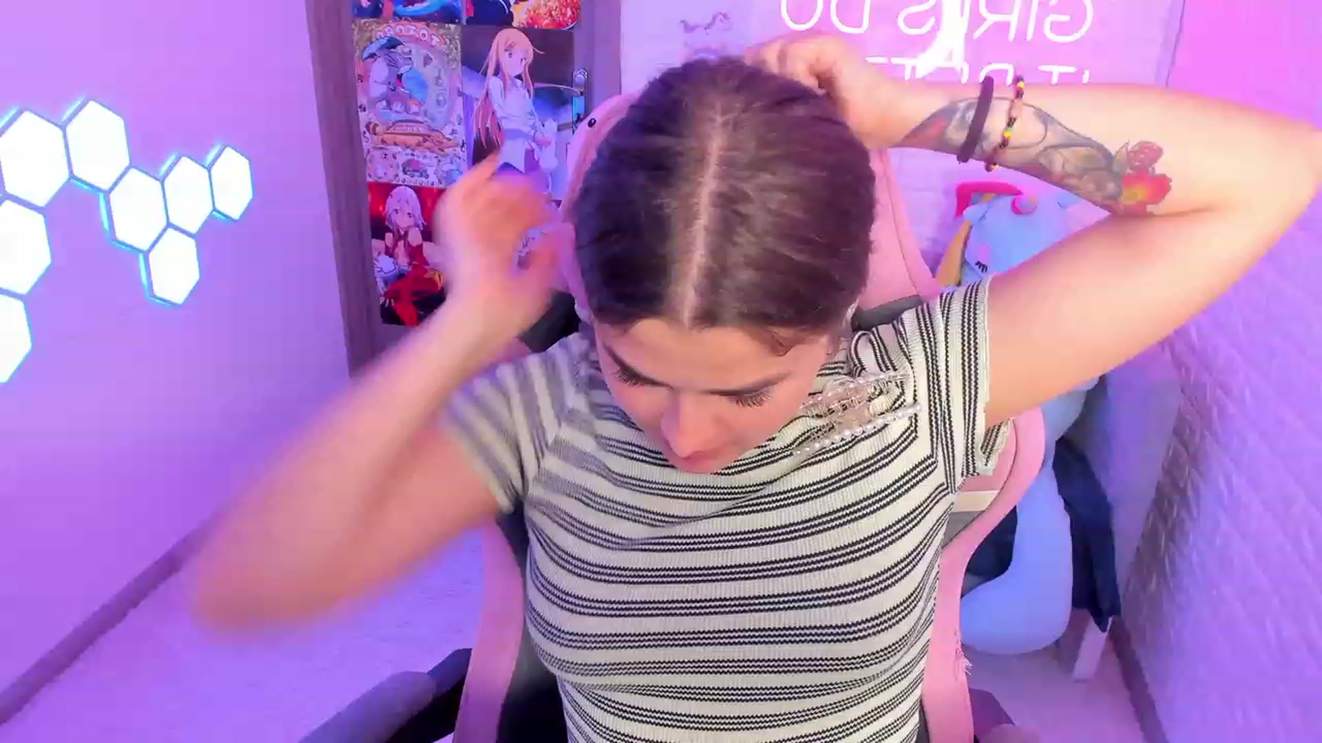Gallery image thumbnail from CrystalXX's myfreecams stream on, 06/25/2023, 19:00 image 19 of 20