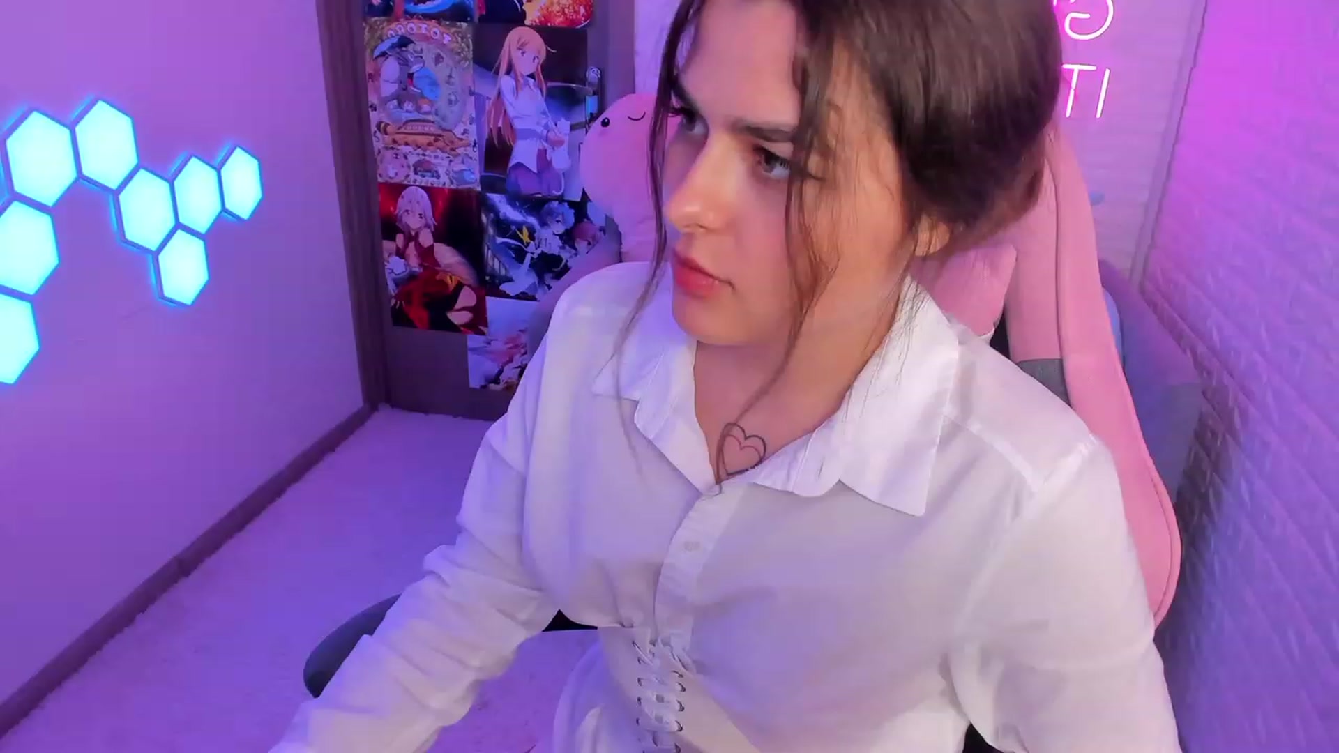 Gallery image thumbnail from CrystalXX's myfreecams stream on, 06/25/2023, 19:00 image 13 of 20