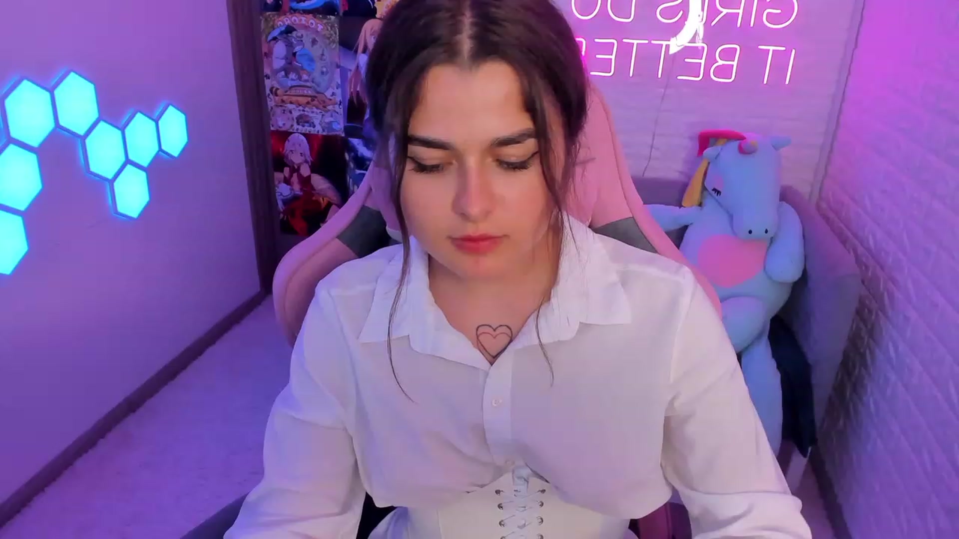 Gallery image thumbnail from CrystalXX's myfreecams stream on, 06/25/2023, 19:00 image 15 of 20