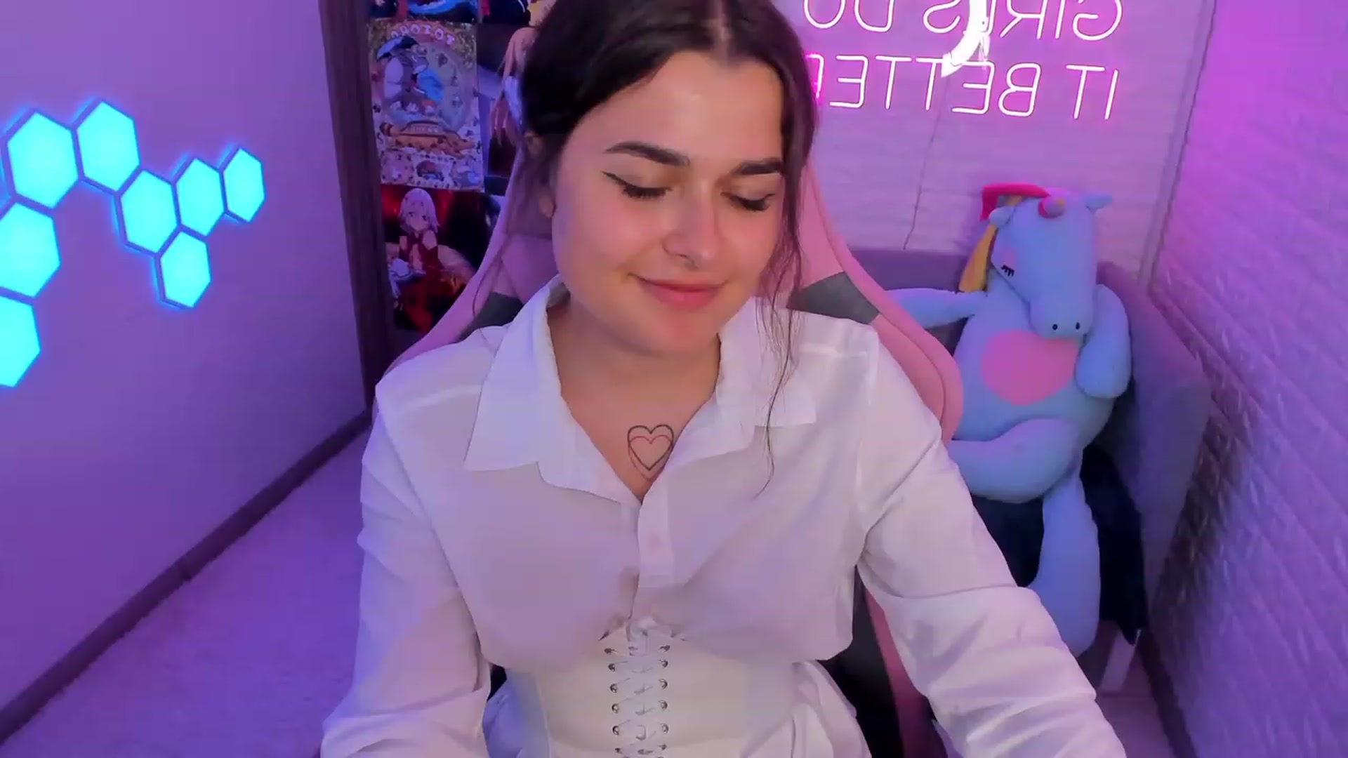 Gallery image thumbnail from CrystalXX's myfreecams stream on, 06/25/2023, 19:00 image 17 of 20