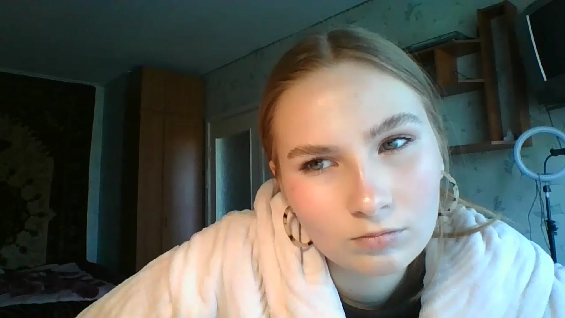 Gallery image thumbnail from Crystal_Crown's myfreecams stream on, 04/17/2023, 08:52 image 1 of 20
