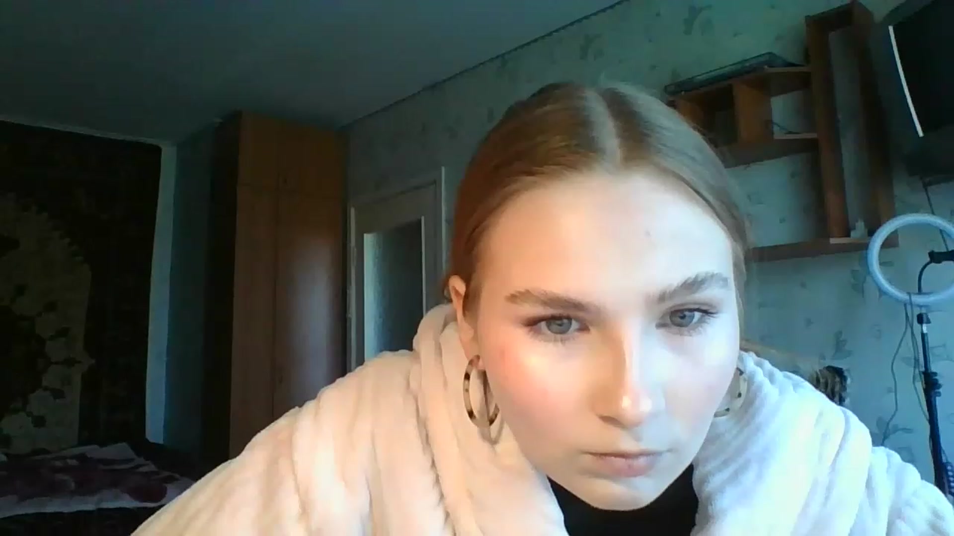 Gallery image thumbnail from Crystal_Crown's myfreecams stream on, 04/17/2023, 08:52 image 11 of 20