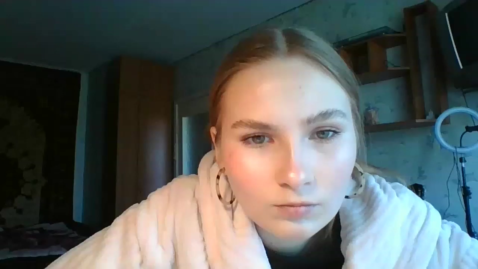Gallery image thumbnail from Crystal_Crown's myfreecams stream on, 04/17/2023, 08:52 image 4 of 20