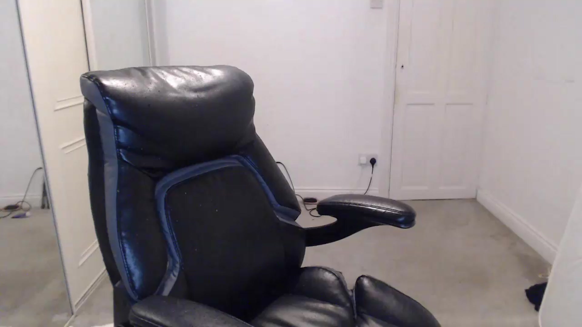 Gallery image thumbnail from Crystal_MFC's myfreecams stream on, 05/18/2026, 21:28 image 17 of 20