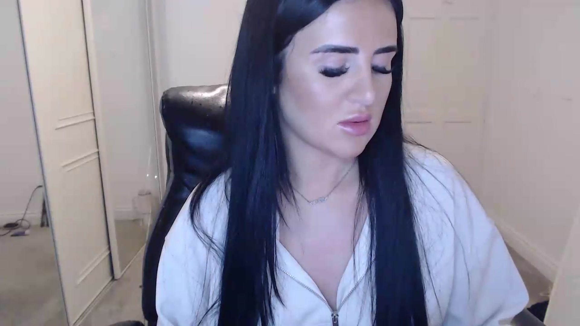 Gallery image thumbnail from Crystal_MFC's myfreecams stream on, 05/18/2026, 22:50 image 17 of 20