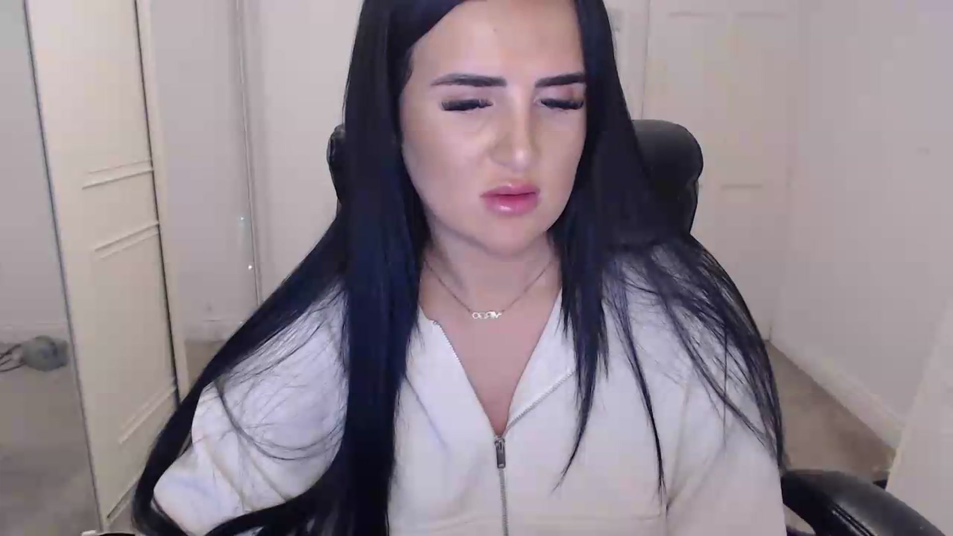 Gallery image thumbnail from Crystal_MFC's myfreecams stream on, 05/19/2026, 20:38 image 17 of 20