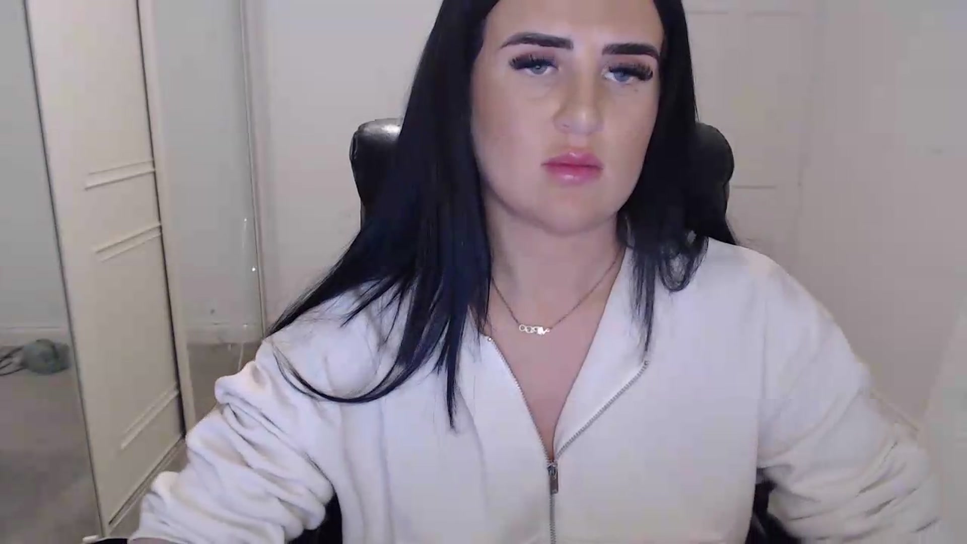 Gallery image thumbnail from Crystal_MFC's myfreecams stream on, 05/19/2026, 21:14 image 17 of 20