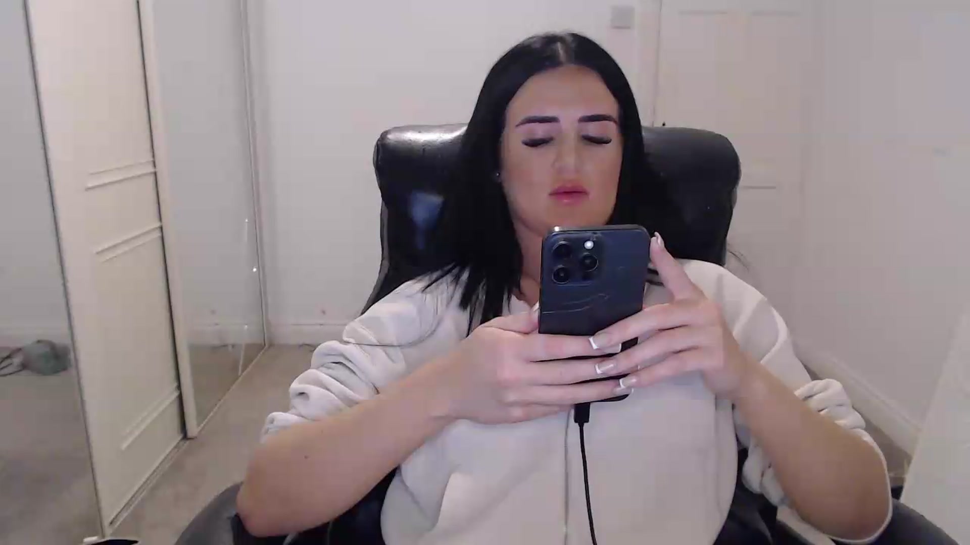 Gallery image thumbnail from Crystal_MFC's myfreecams stream on, 05/19/2026, 21:14 image 18 of 20