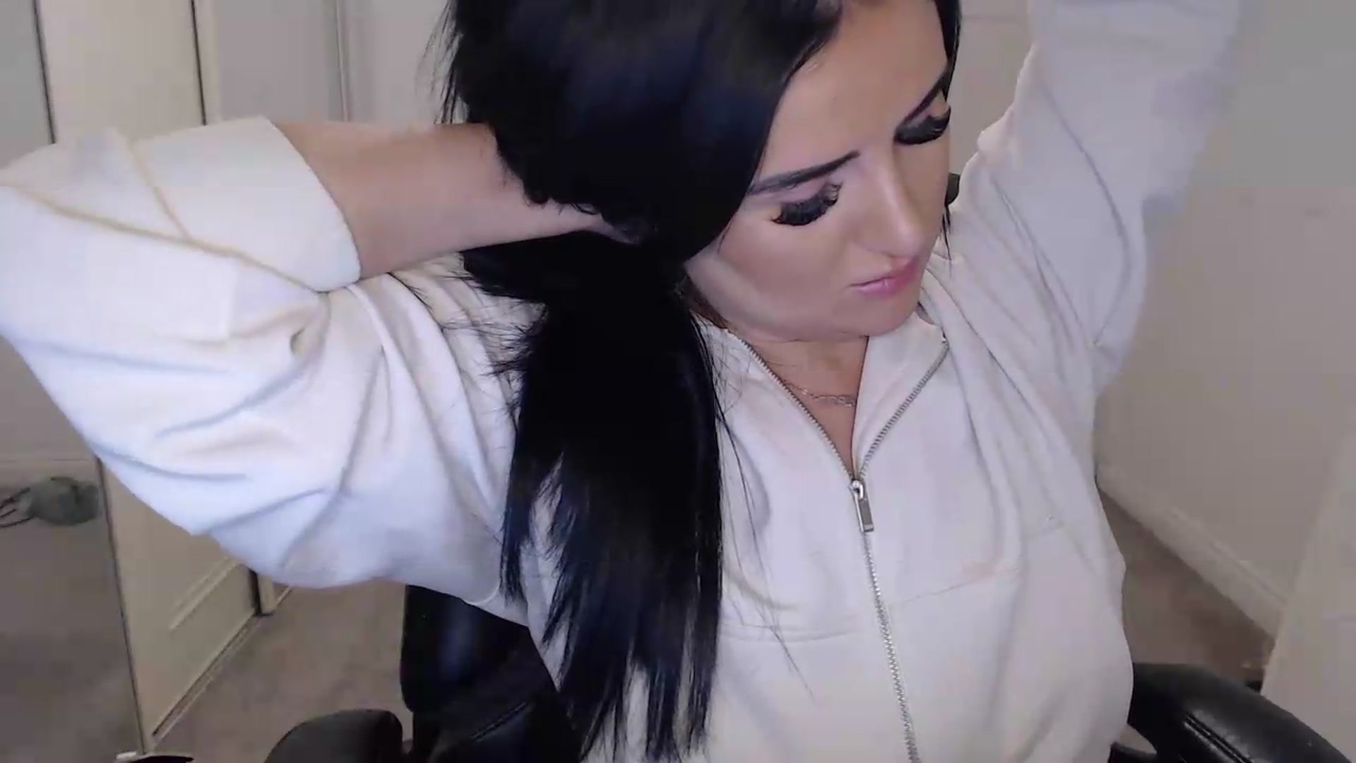 Gallery image thumbnail from Crystal_MFC's myfreecams stream on, 05/19/2026, 21:14 image 10 of 20