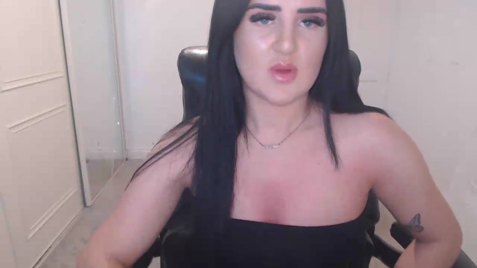 Gallery image thumbnail from Crystal_MFC's myfreecams stream on, 05/26/2026, 20:47 image 3 of 20