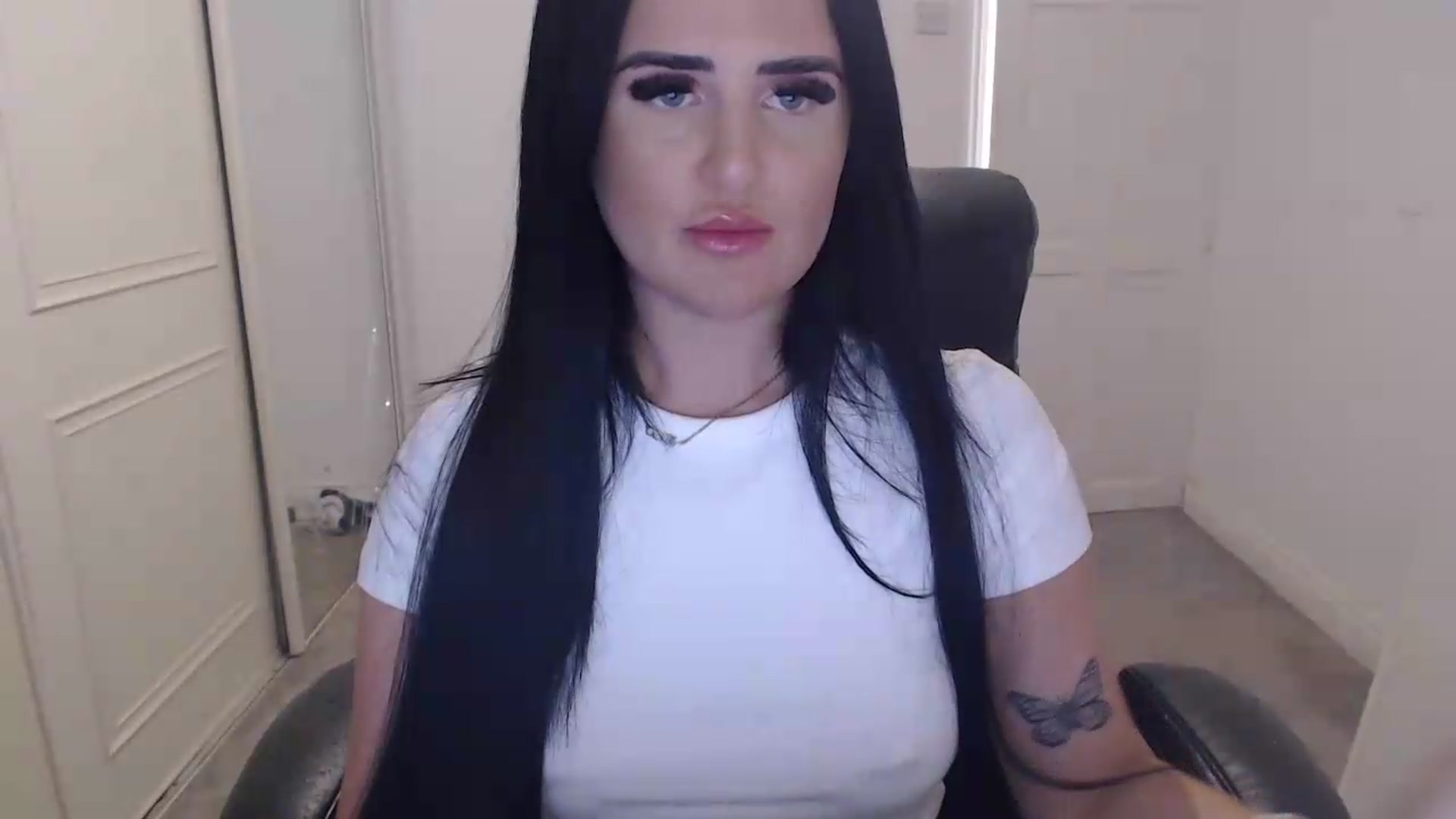 Gallery image thumbnail from Crystal_MFC's myfreecams stream on, 05/28/2026, 19:33 image 9 of 20