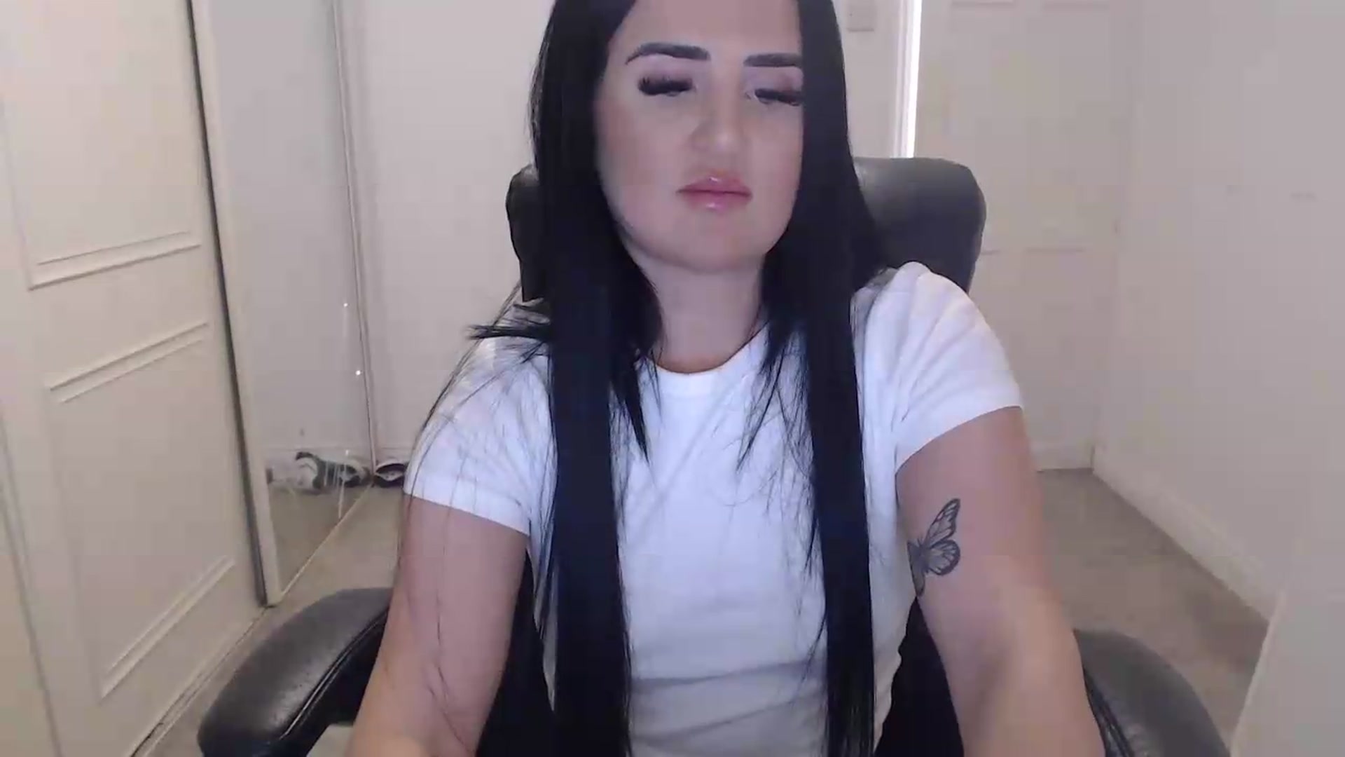 Gallery image thumbnail from Crystal_MFC's myfreecams stream on, 05/28/2026, 19:33 image 12 of 20