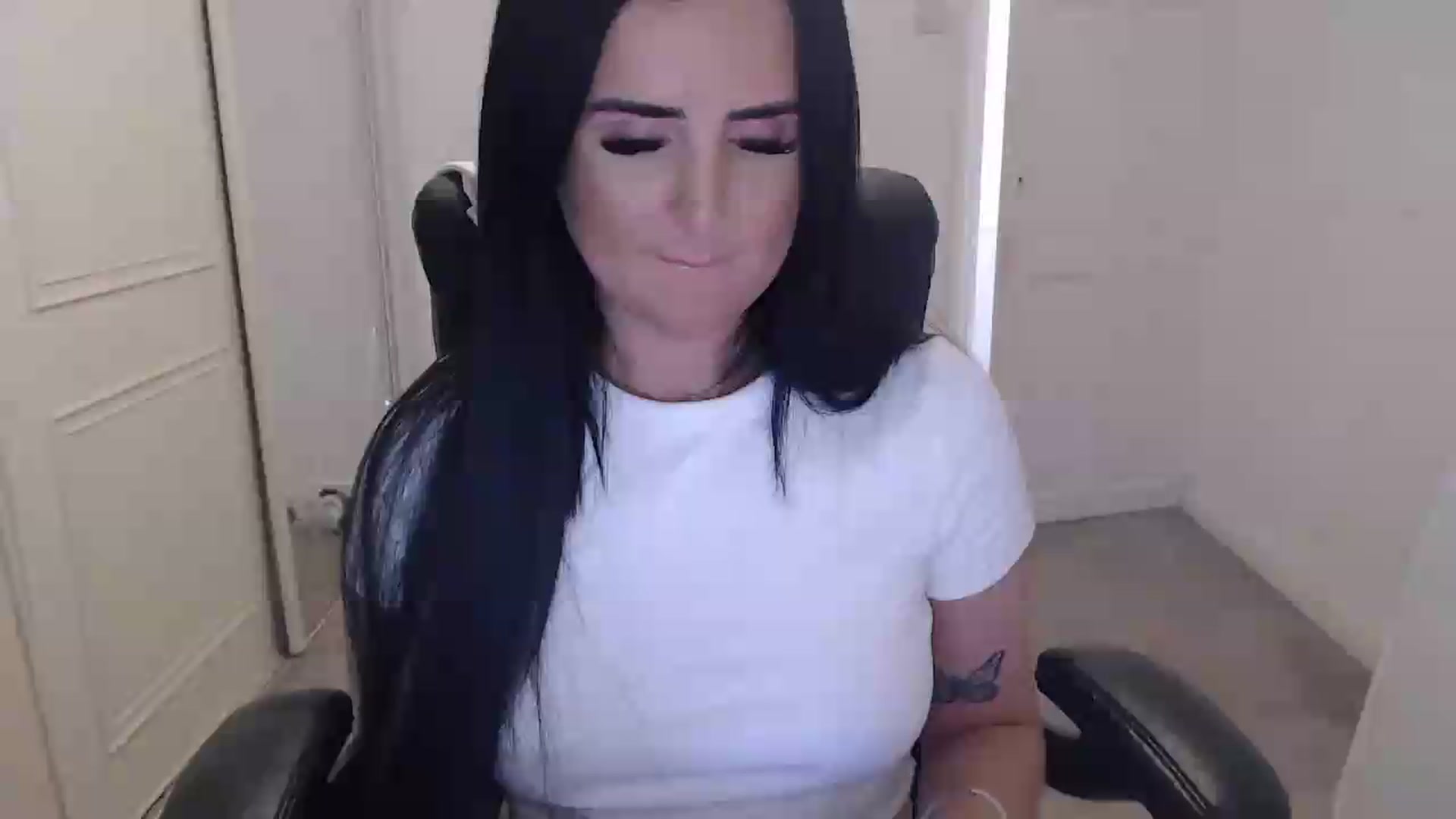 Gallery image thumbnail from Crystal_MFC's myfreecams stream on, 05/28/2026, 19:33 image 18 of 20