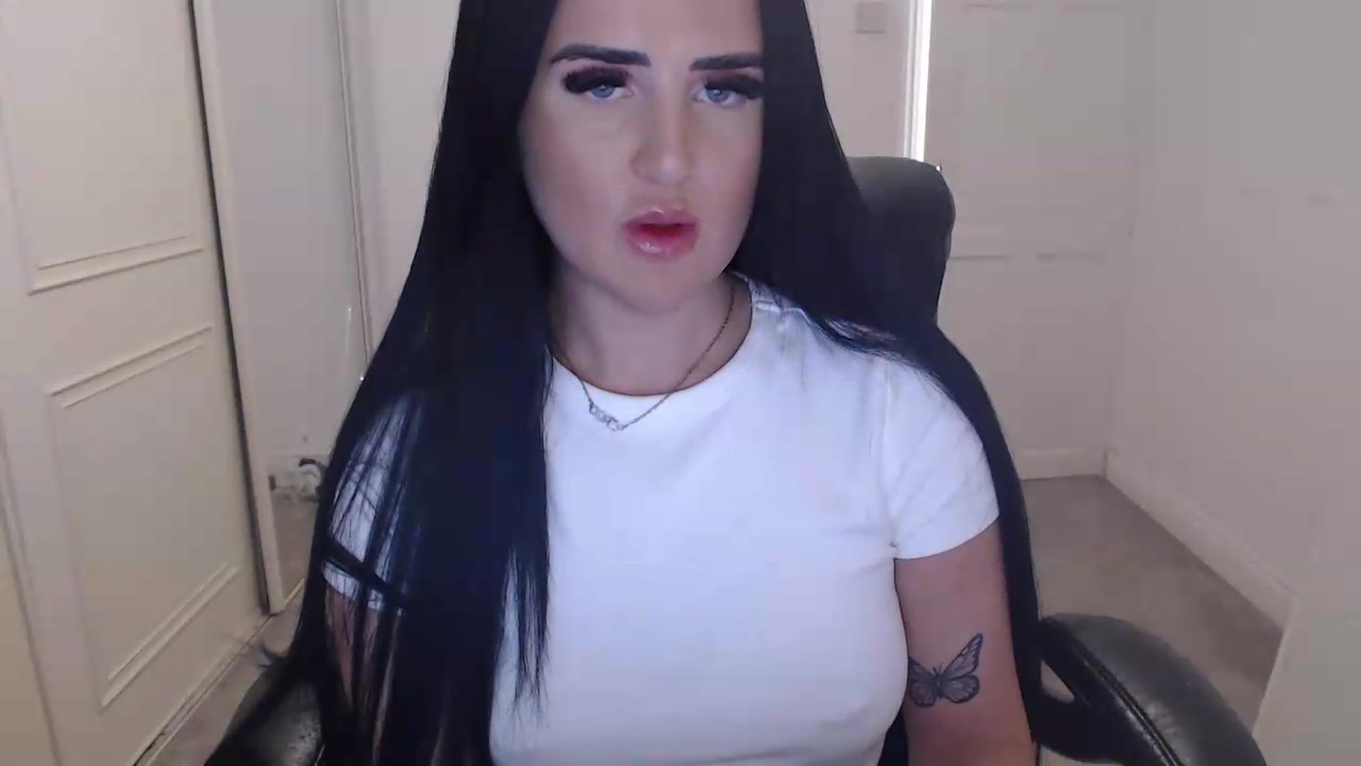 Gallery image thumbnail from Crystal_MFC's myfreecams stream on, 05/28/2026, 19:33 image 5 of 20
