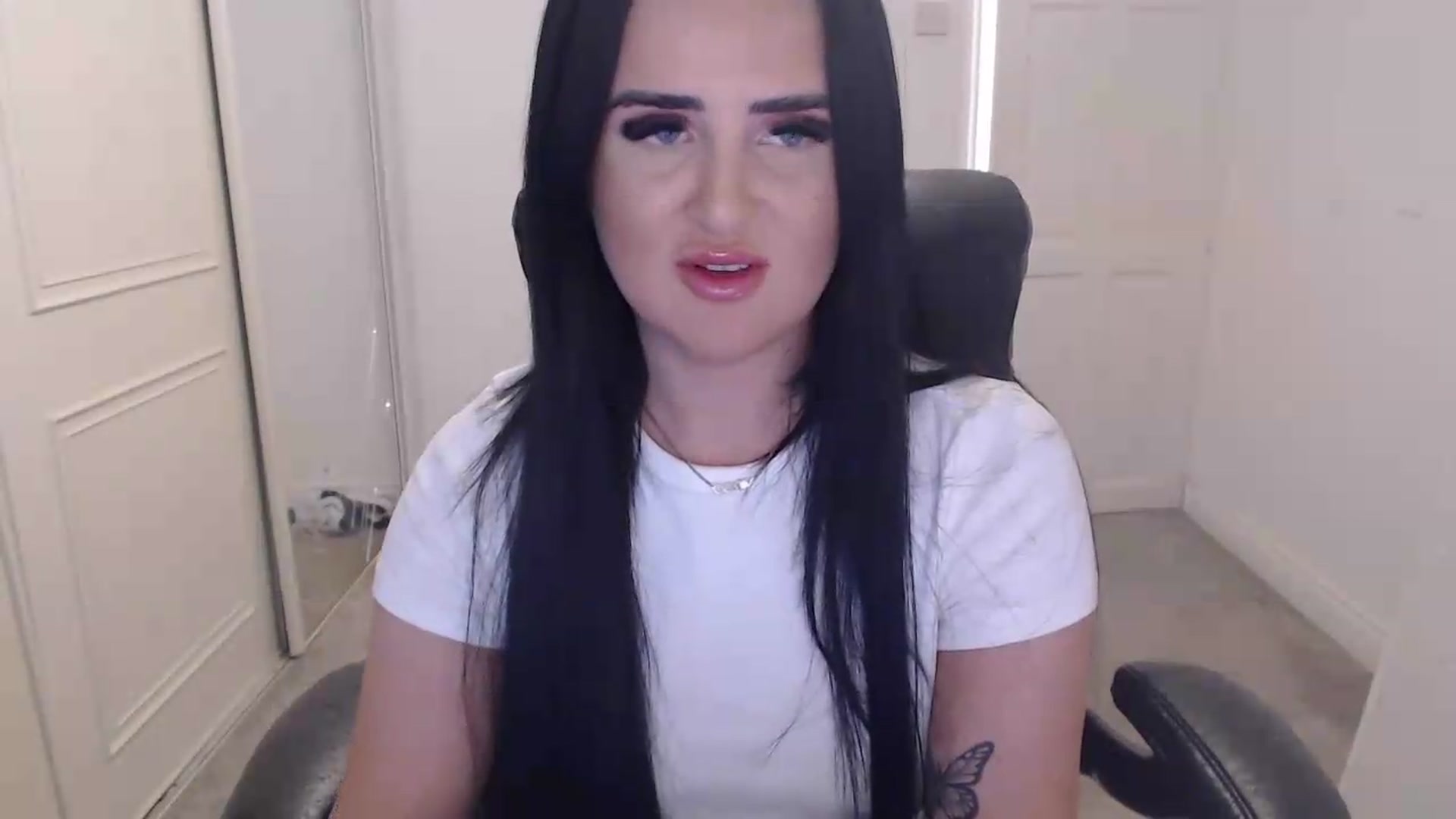 Gallery image thumbnail from Crystal_MFC's myfreecams stream on, 05/28/2026, 19:33 image 3 of 20