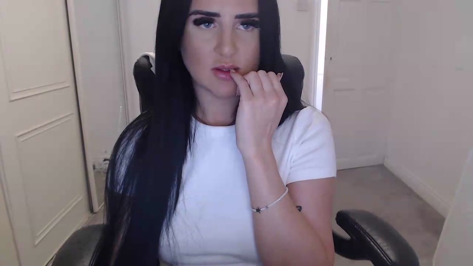 Gallery image thumbnail from Crystal_MFC's myfreecams stream on, 05/28/2026, 19:33 image 17 of 20