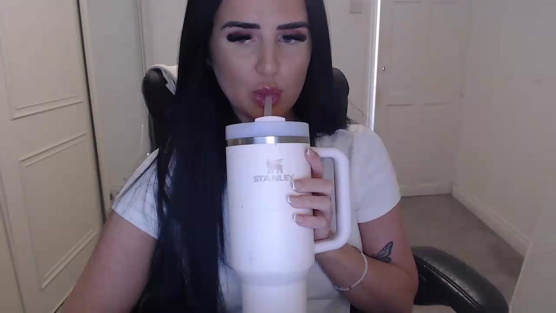 Gallery image thumbnail from Crystal_MFC's myfreecams stream on, 05/28/2026, 19:33 image 14 of 20