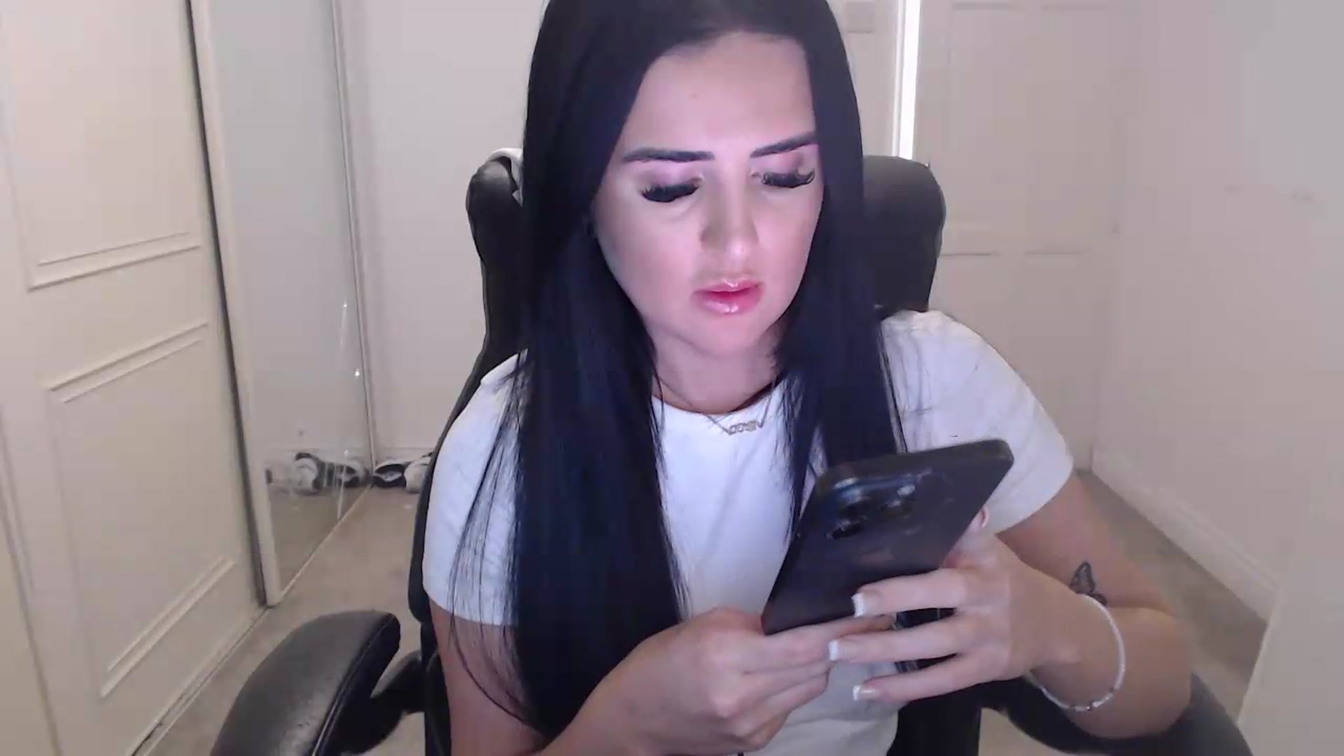 Gallery image thumbnail from Crystal_MFC's myfreecams stream on, 05/28/2026, 19:33 image 4 of 20