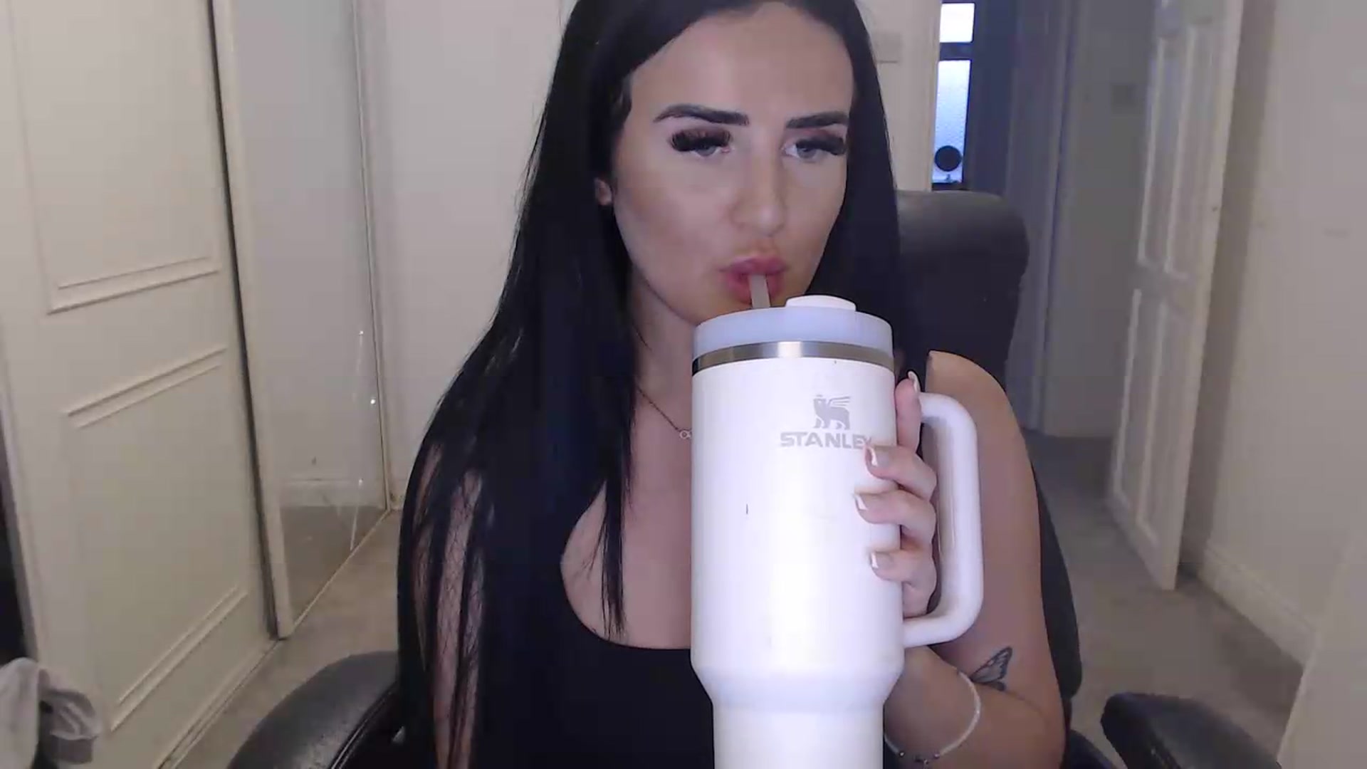 Gallery image thumbnail from Crystal_MFC's myfreecams stream on, 05/28/2026, 20:49 image 14 of 20