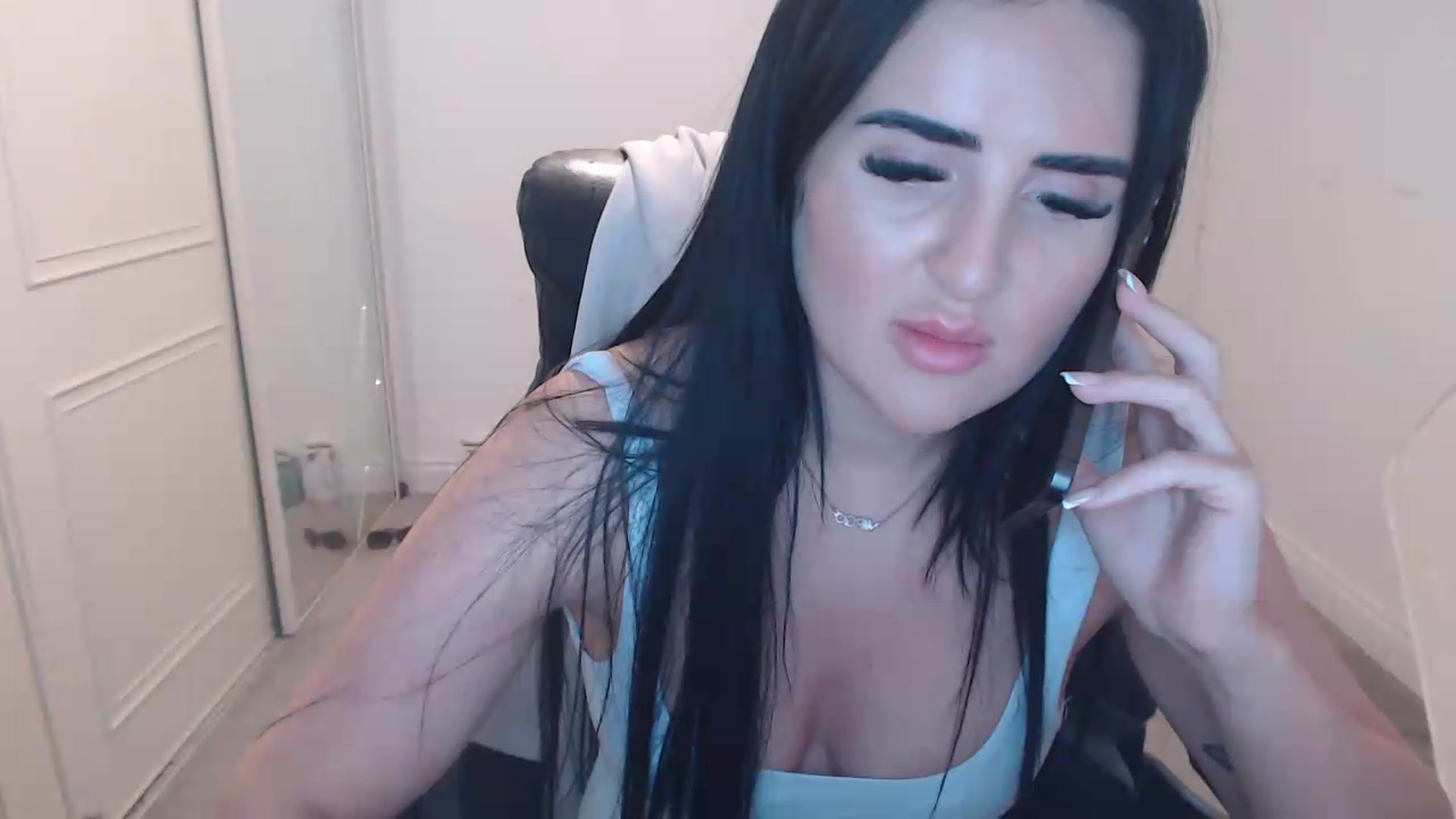 Gallery image thumbnail from Crystal_MFC's myfreecams stream on, 05/31/2026, 17:19 image 17 of 20