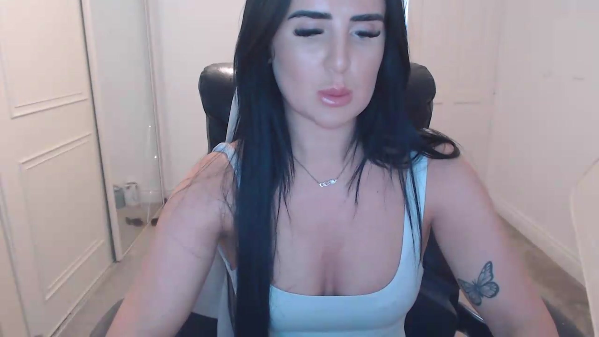 Gallery image thumbnail from Crystal_MFC's myfreecams stream on, 05/31/2026, 17:19 image 18 of 20