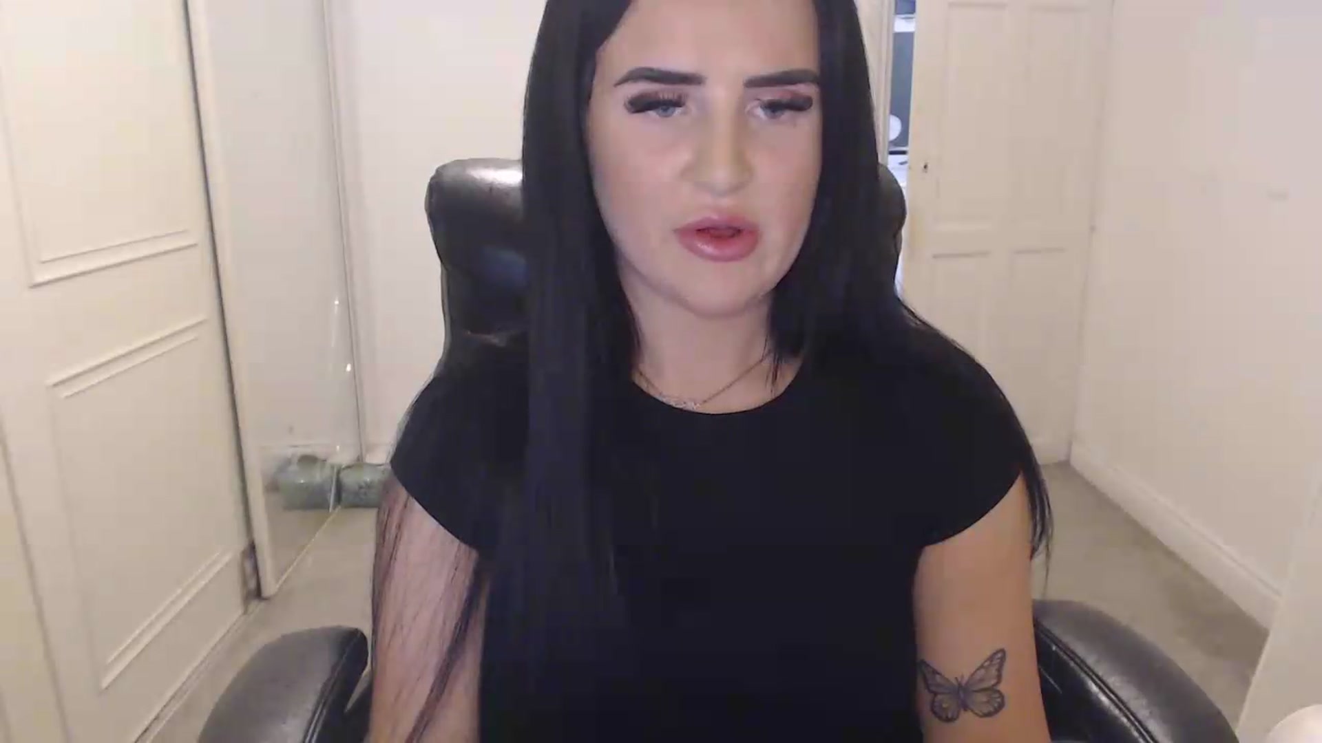 Gallery image thumbnail from Crystal_MFC's myfreecams stream on, 06/02/2026, 22:32 image 12 of 20