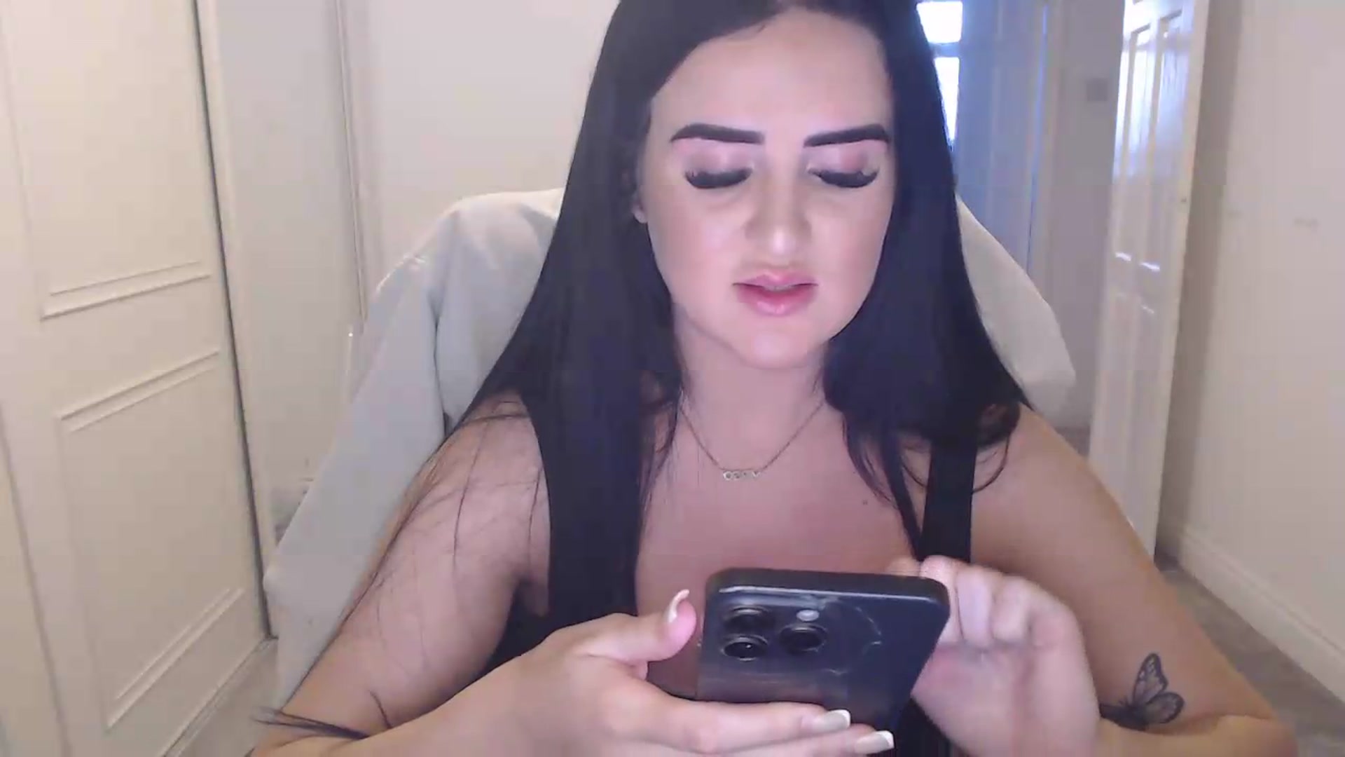 Gallery image thumbnail from Crystal_MFC's myfreecams stream on, 06/04/2026, 21:28 image 3 of 20