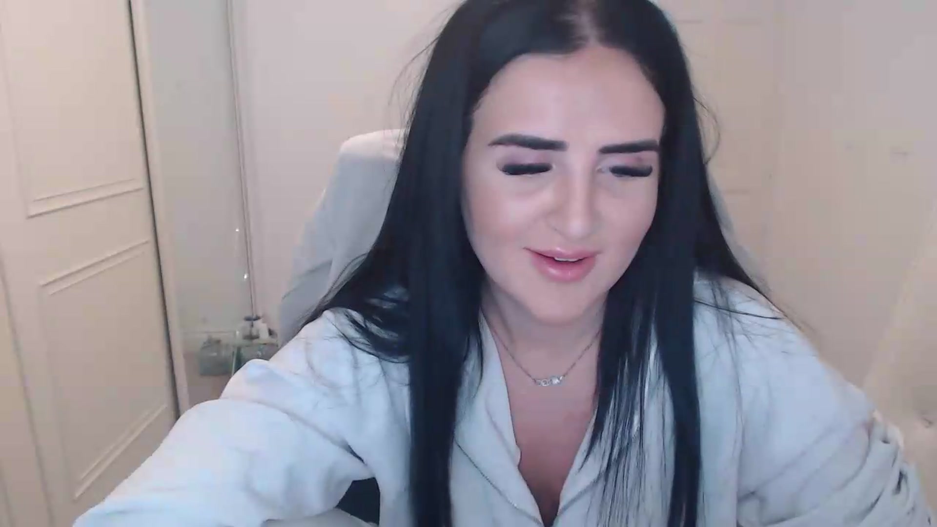 Gallery image thumbnail from Crystal_MFC's myfreecams stream on, 06/07/2026, 18:59 image 17 of 20
