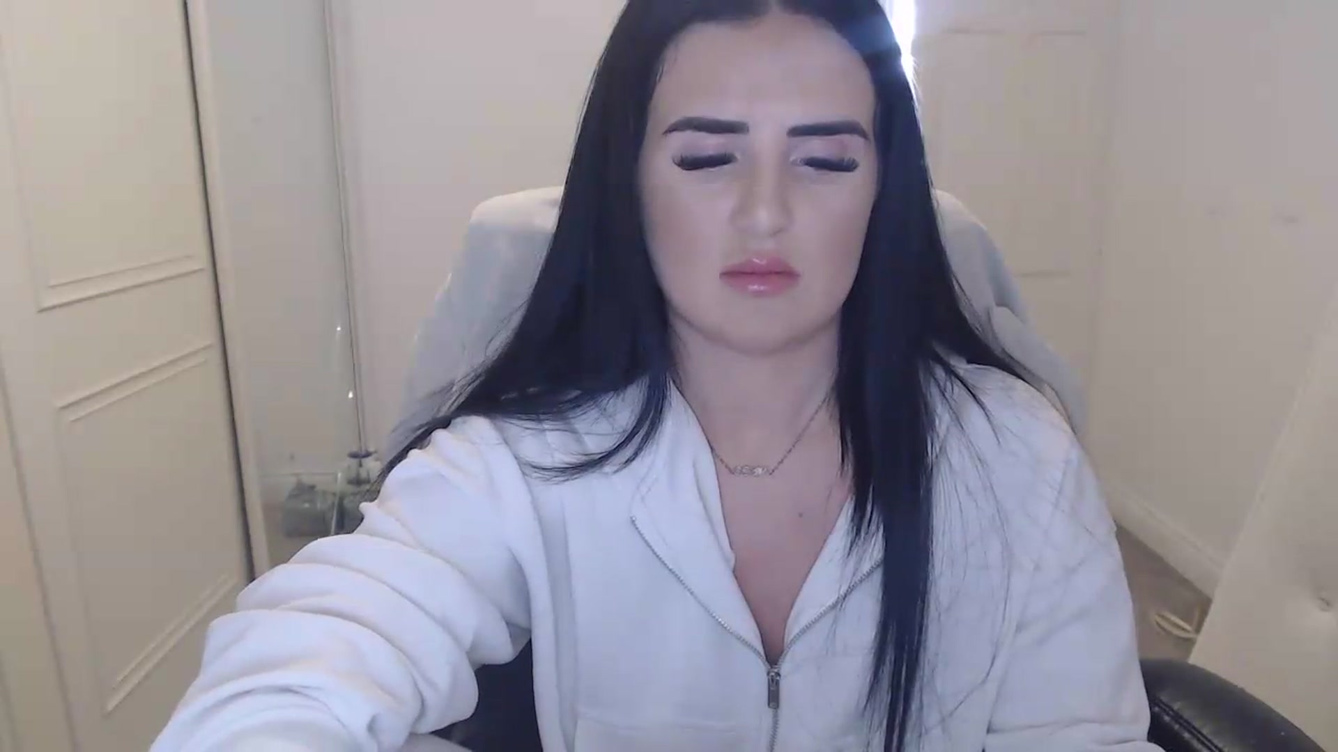 Gallery image thumbnail from Crystal_MFC's myfreecams stream on, 06/07/2026, 18:59 image 12 of 20