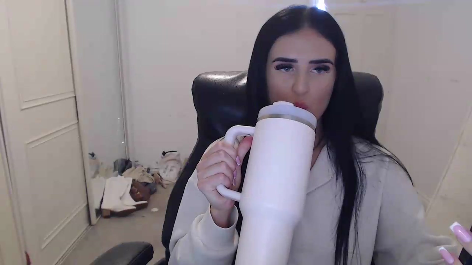 Gallery image thumbnail from Crystal_MFC's myfreecams stream on, 06/13/2026, 14:11 image 2 of 20