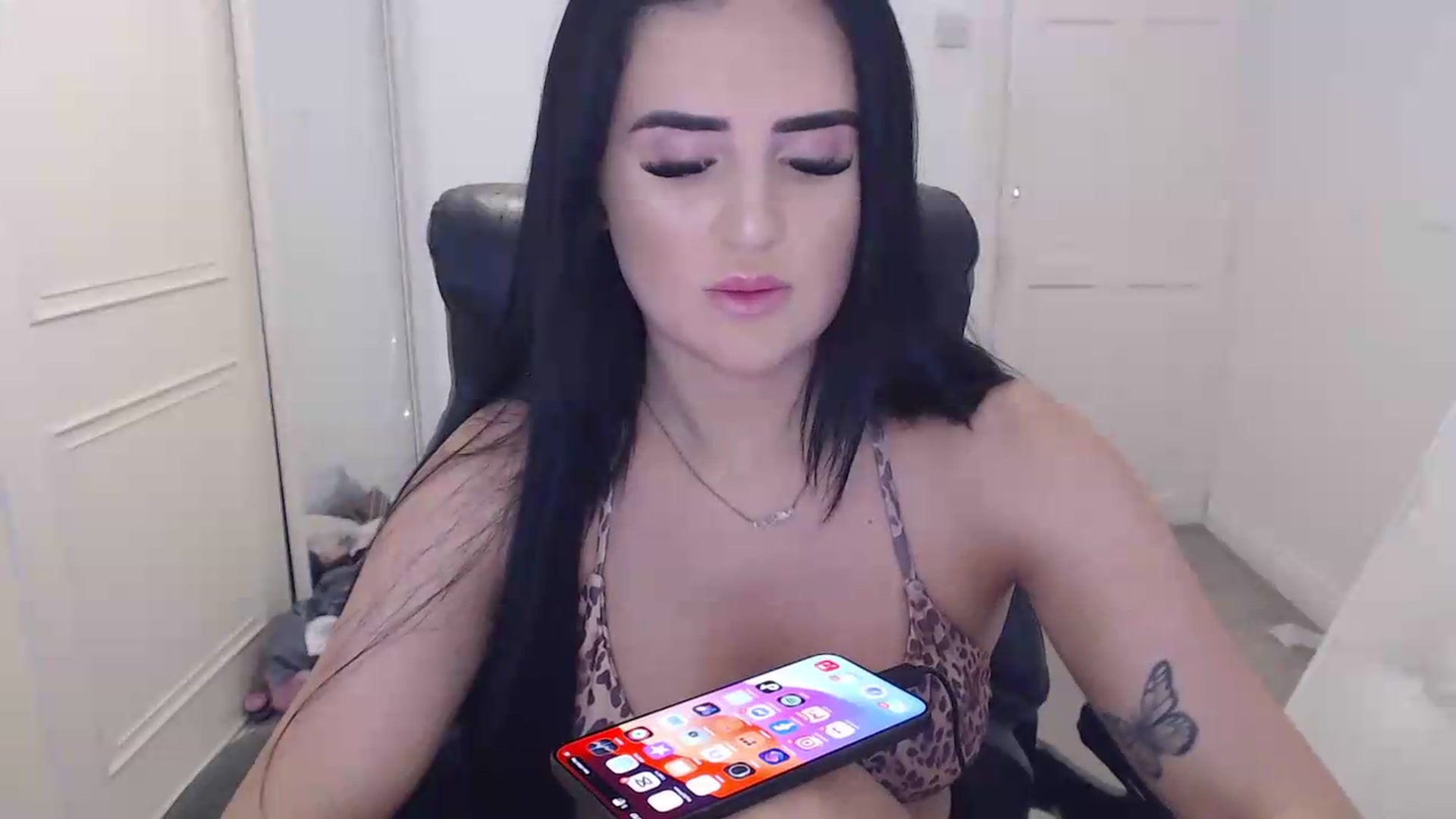 Gallery image thumbnail from Crystal_MFC's myfreecams stream on, 06/19/2026, 14:15 image 13 of 20
