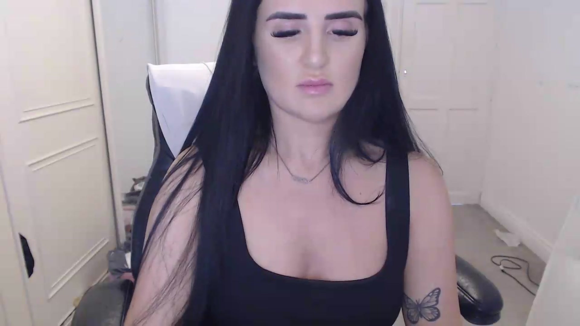 Gallery image thumbnail from Crystal_MFC's myfreecams stream on, 06/20/2026, 13:19 image 18 of 20