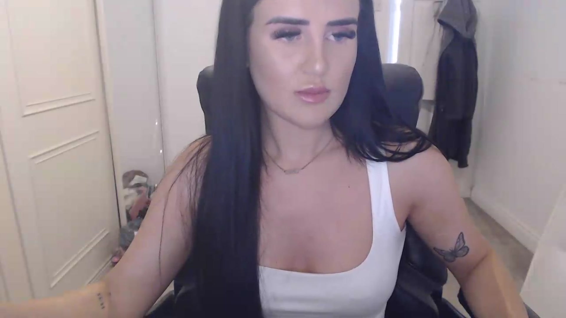 Gallery image thumbnail from Crystal_MFC's myfreecams stream on, 06/22/2026, 13:00 image 4 of 20